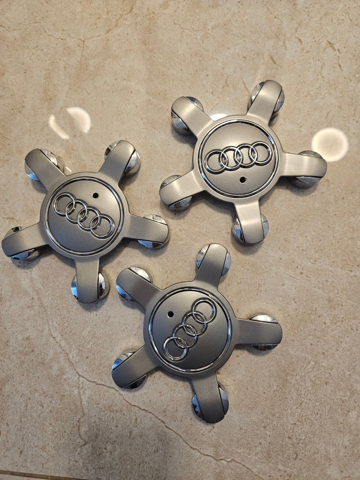3 × Originele Audi naafdoppen 8R0601165, Auto diversen, Ophalen, Zo goed als nieuw