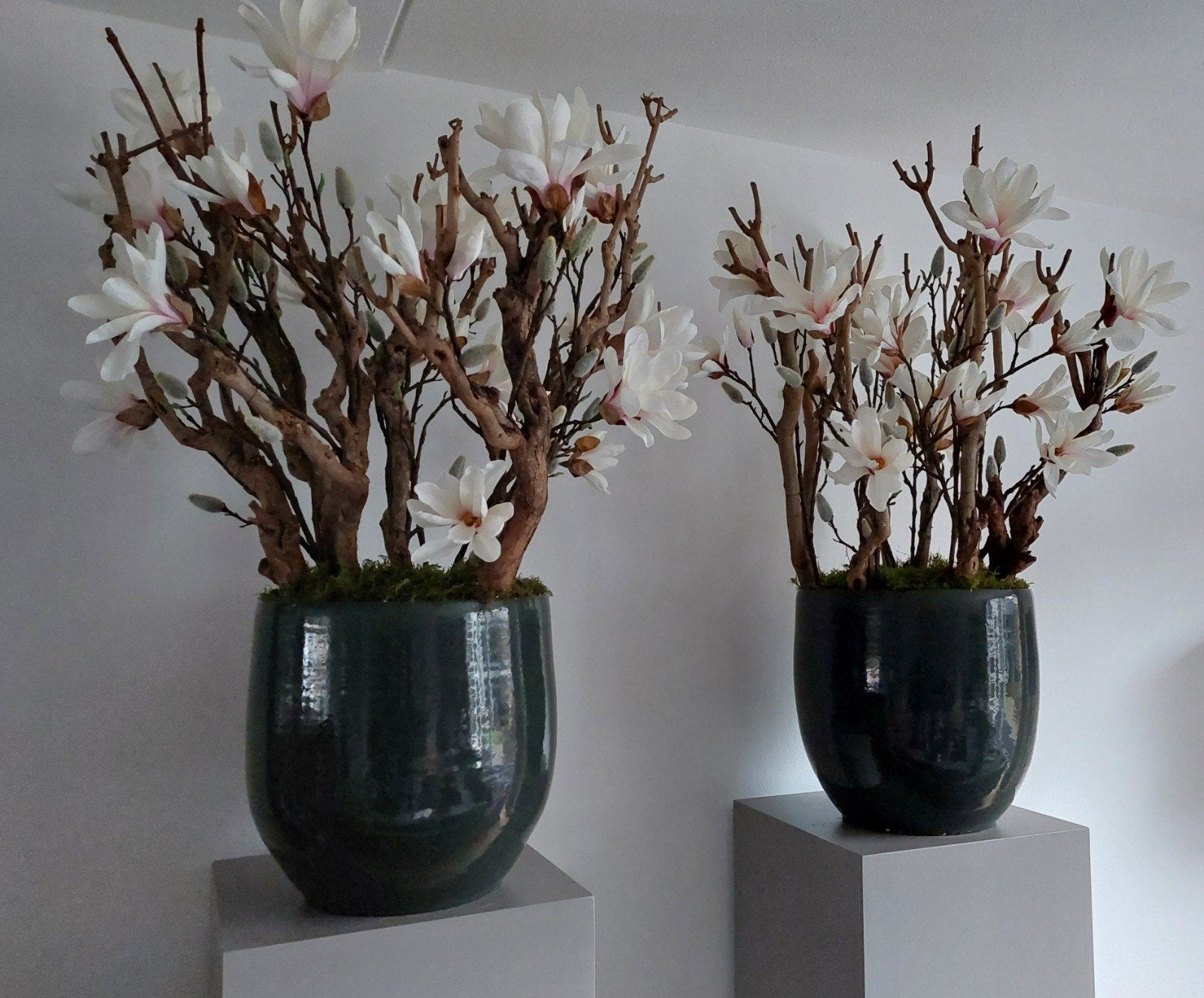 2 Pilaren met potten kunstbloemen (Magnolia), Ophalen, Gebruikt