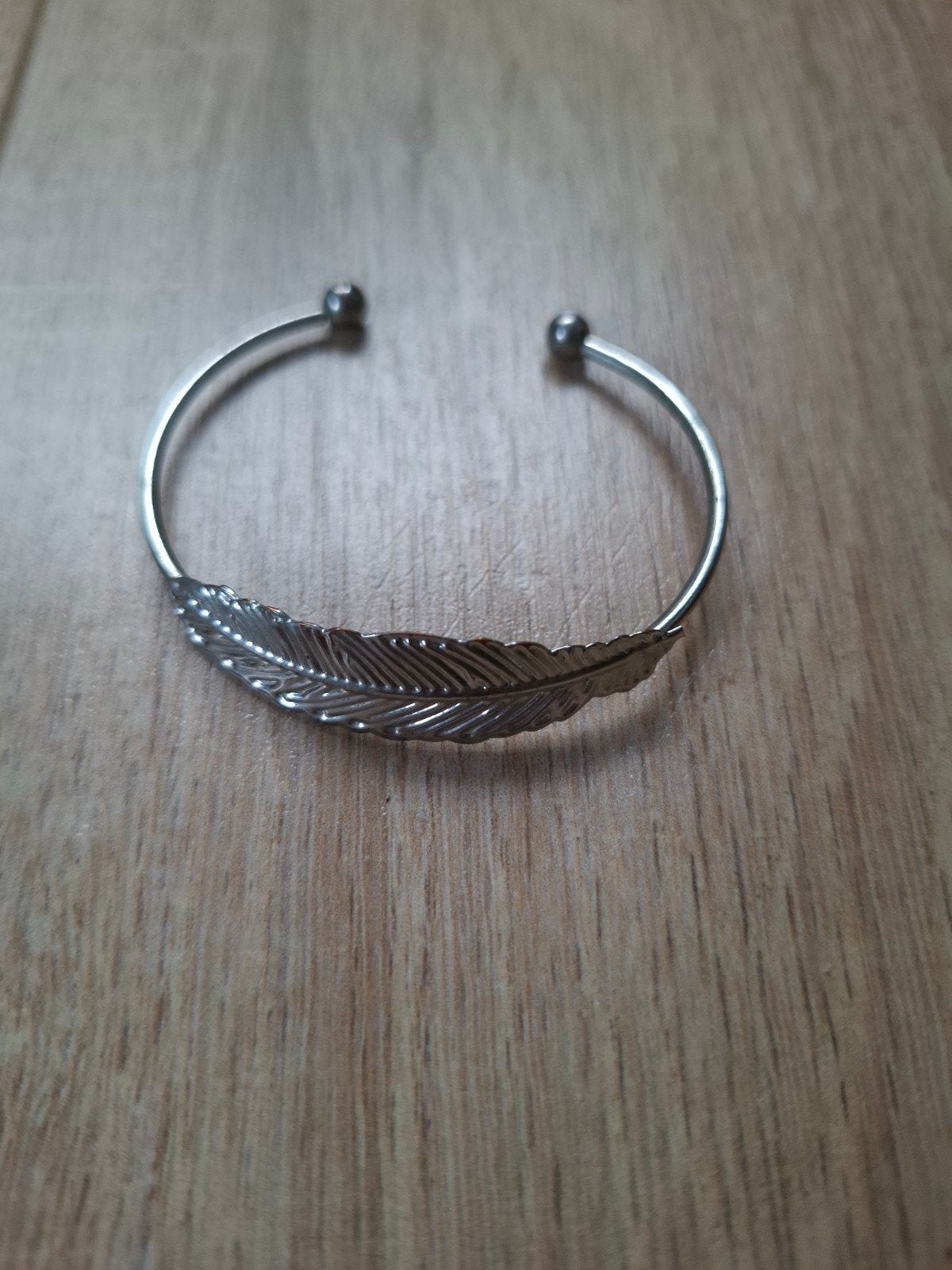 Zilverkleurige armband met veer, Ophalen of Verzenden, Zo goed als nieuw, Zilver, Overige materialen