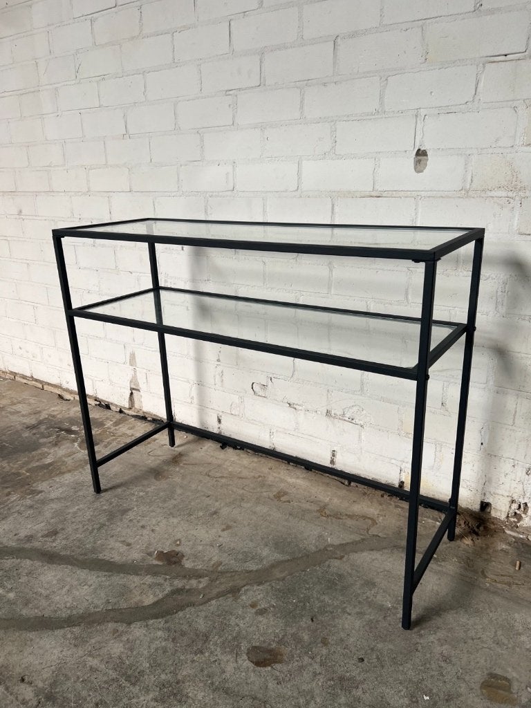 Zwarte sidetable met 2 glazen plateaus industrieel, Huis en Inrichting, 100 tot 150 cm, Ophalen of Verzenden, Zo goed als nieuw