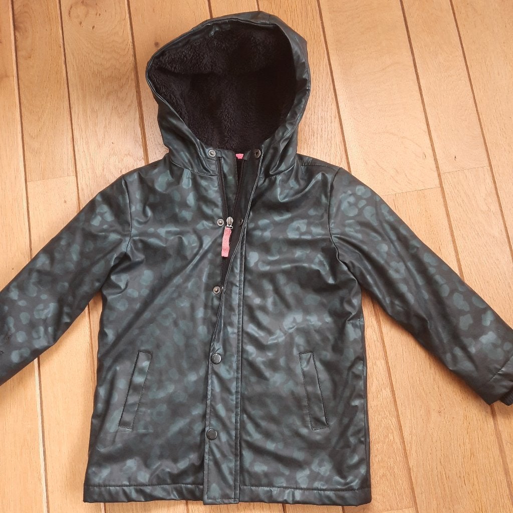 HEMA Kinder jas PU met capuchon zwart donker groen maat 110, Jongen of Meisje, Ophalen of Verzenden, Zo goed als nieuw, Hema