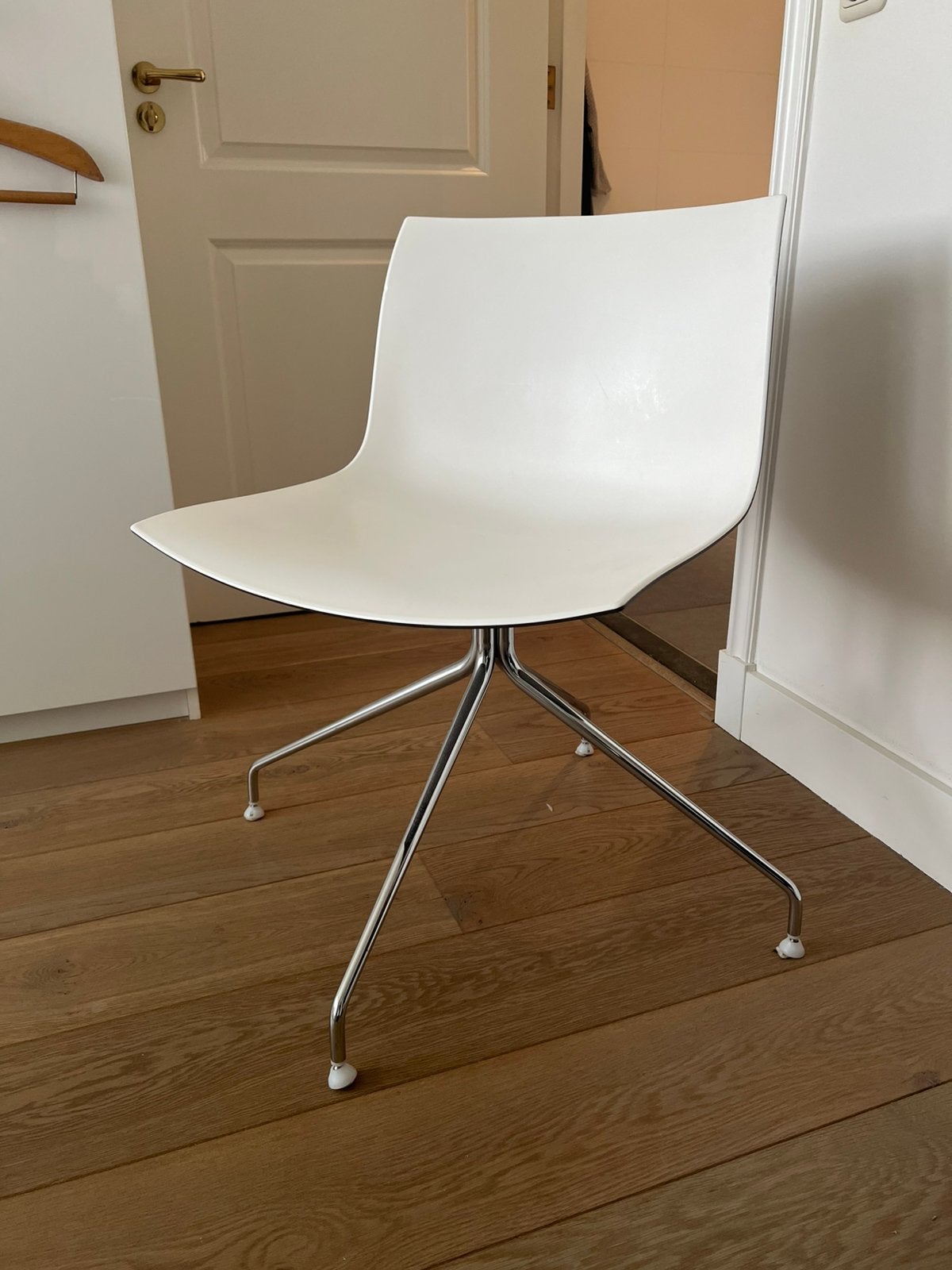 Arper Catifa 53 stoelen,  6 stuks. Wit/zwart., Huis en Inrichting, Stoelen, Ophalen, Zo goed als nieuw, Wit, Vijf, Zes of meer stoelen