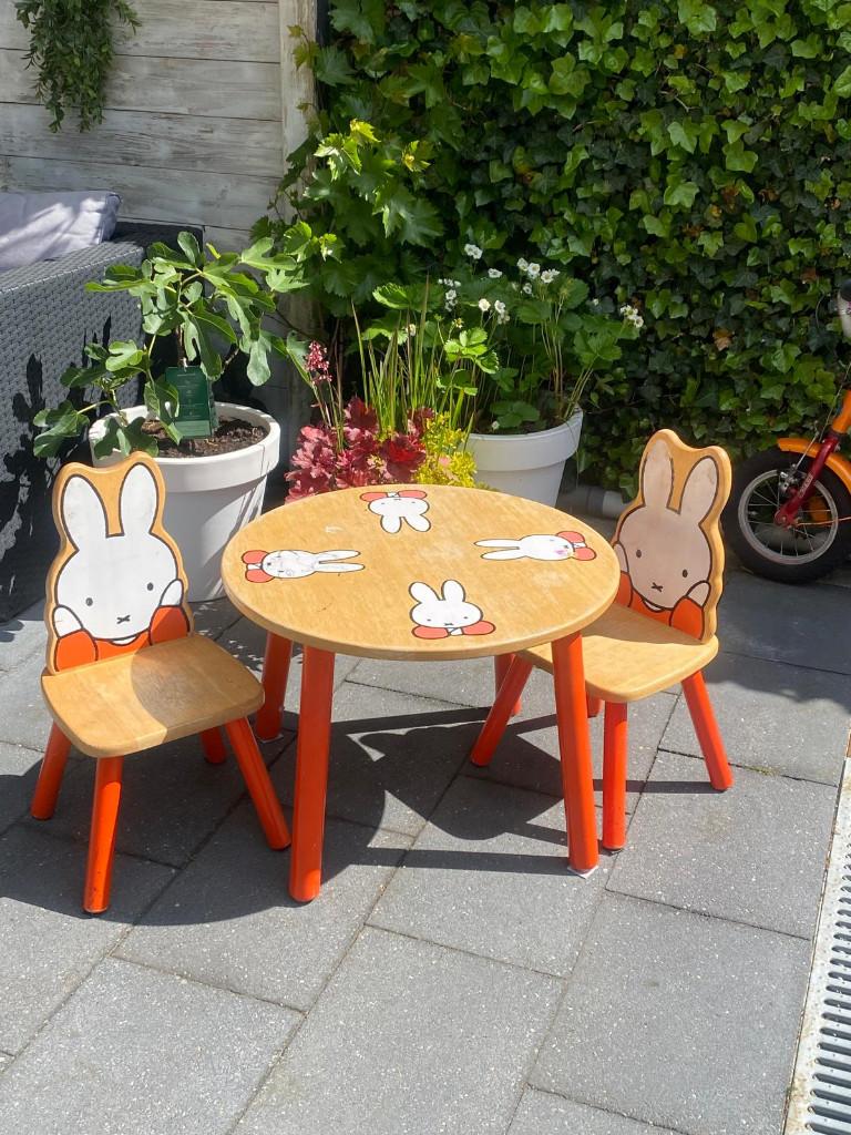 Houten Nijntje meubelset tafel + 2 stoelen, Kinderen en Baby's, Kinderkamer | Tafels en Stoelen, Ophalen, Gebruikt, Tafel(s) en Stoel(en)