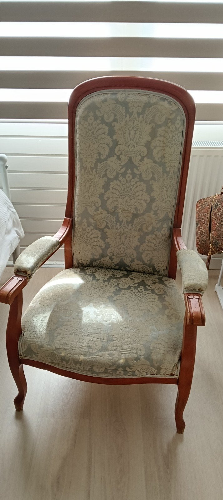 Klassieke Louis fauteuil met sierlijk houtsnijwerk, Ophalen