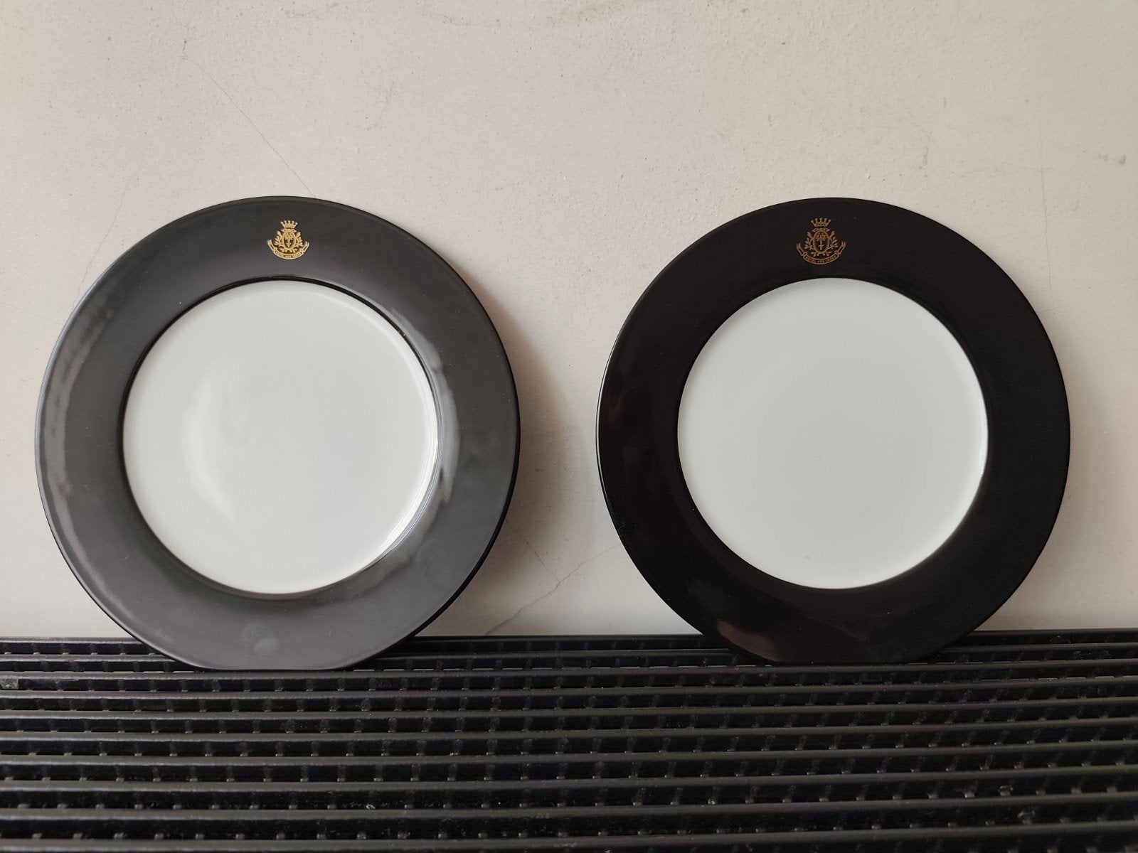 Kahla 2x porseleinen ontbijtbordje Hotel des Indes, dm 21 cm, Antiek en Kunst, Ophalen of Verzenden