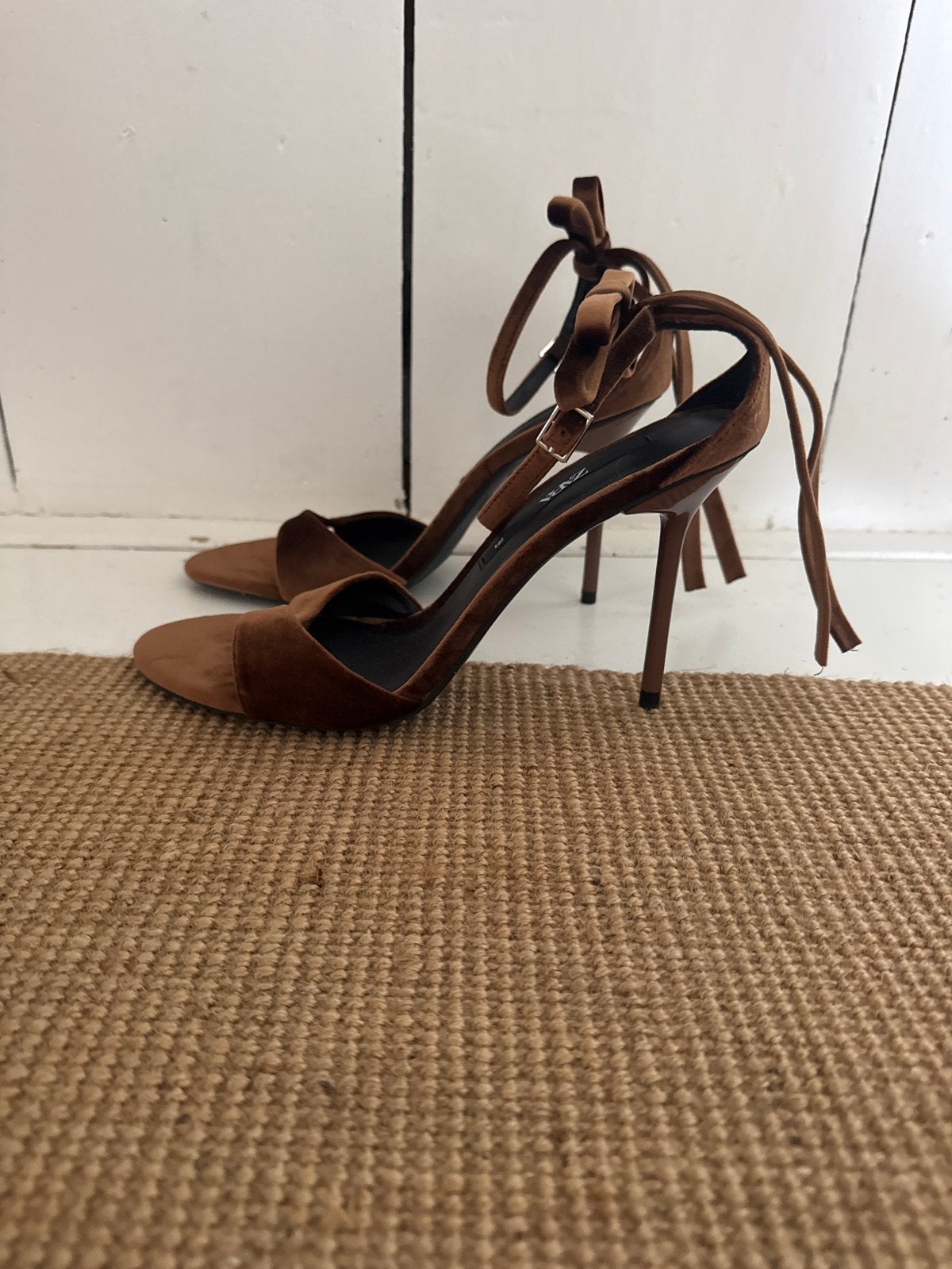 Zara fluwelen sandalen met hak en strik - Maat 39, Ophalen of Verzenden, Zo goed als nieuw, Bruin, Schoenen met hoge hakken