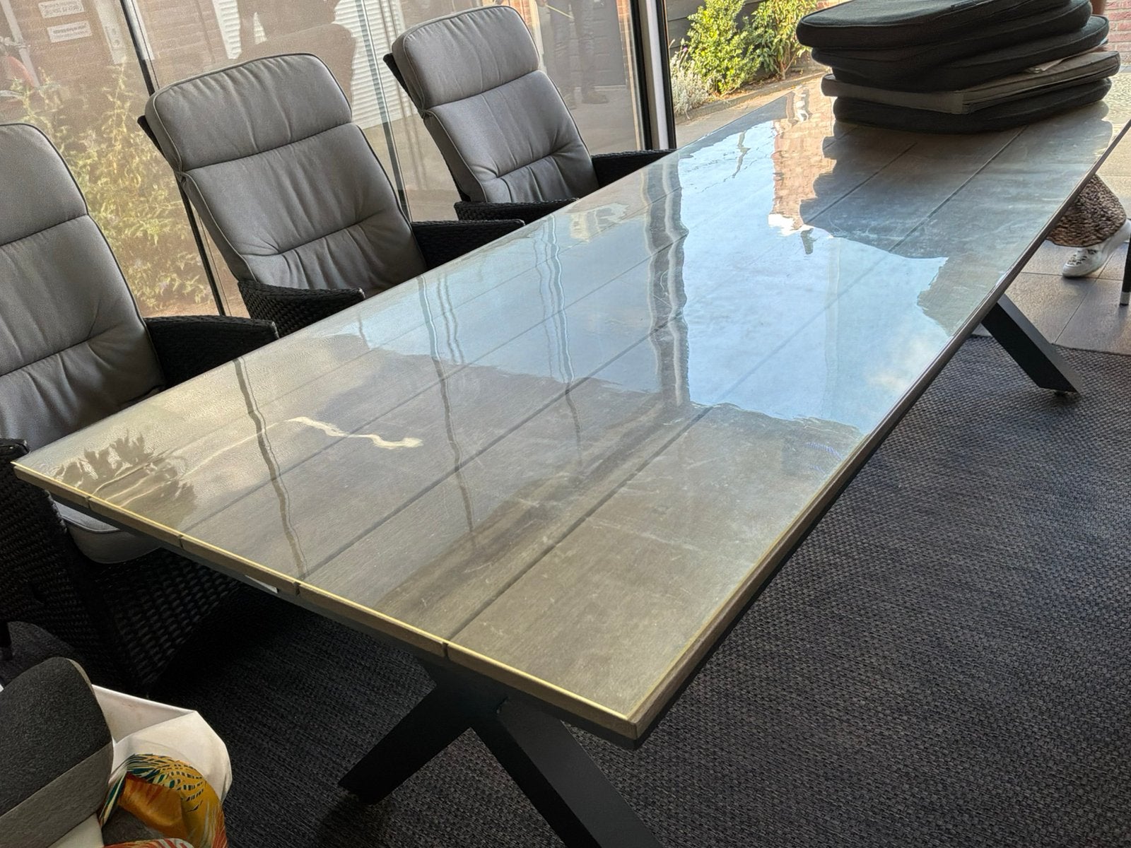 Tuintafel met 6 ligstoelen