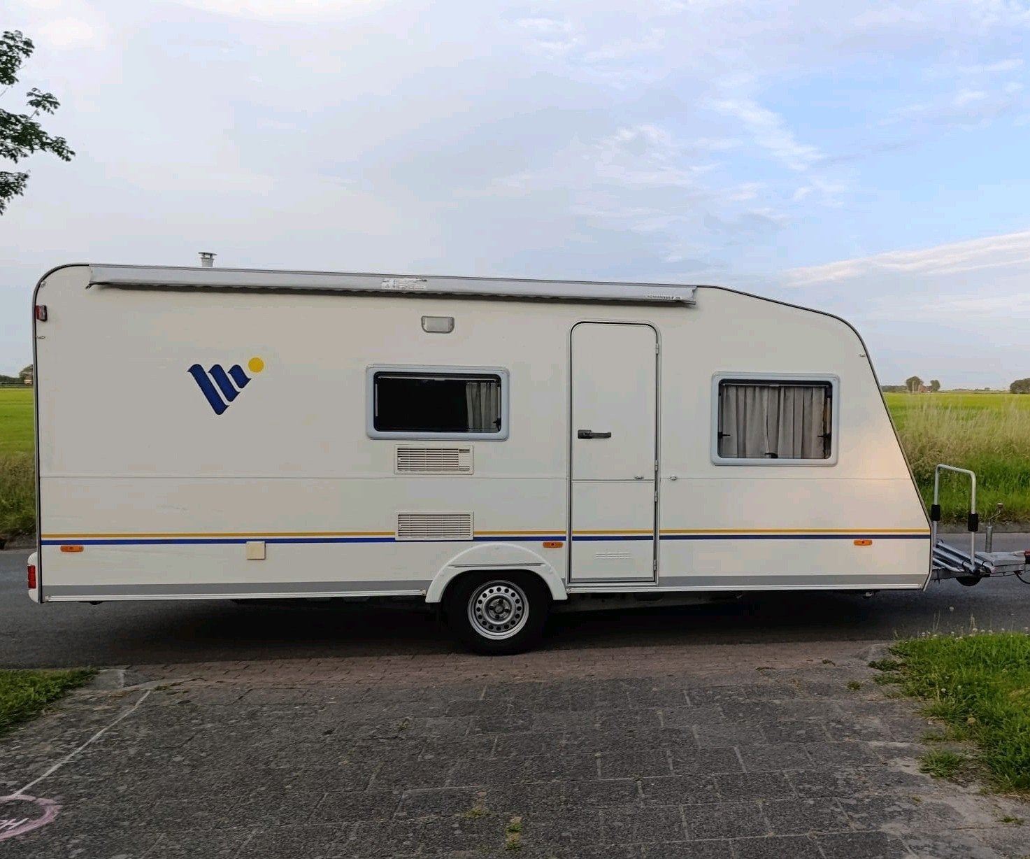 Ruime 6-persoons caravan met stapelbed en luifel (Knaus), Caravans en Kamperen, Caravans, 7 tot 8 meter, Treinzit, Dwarsbed, Particulier