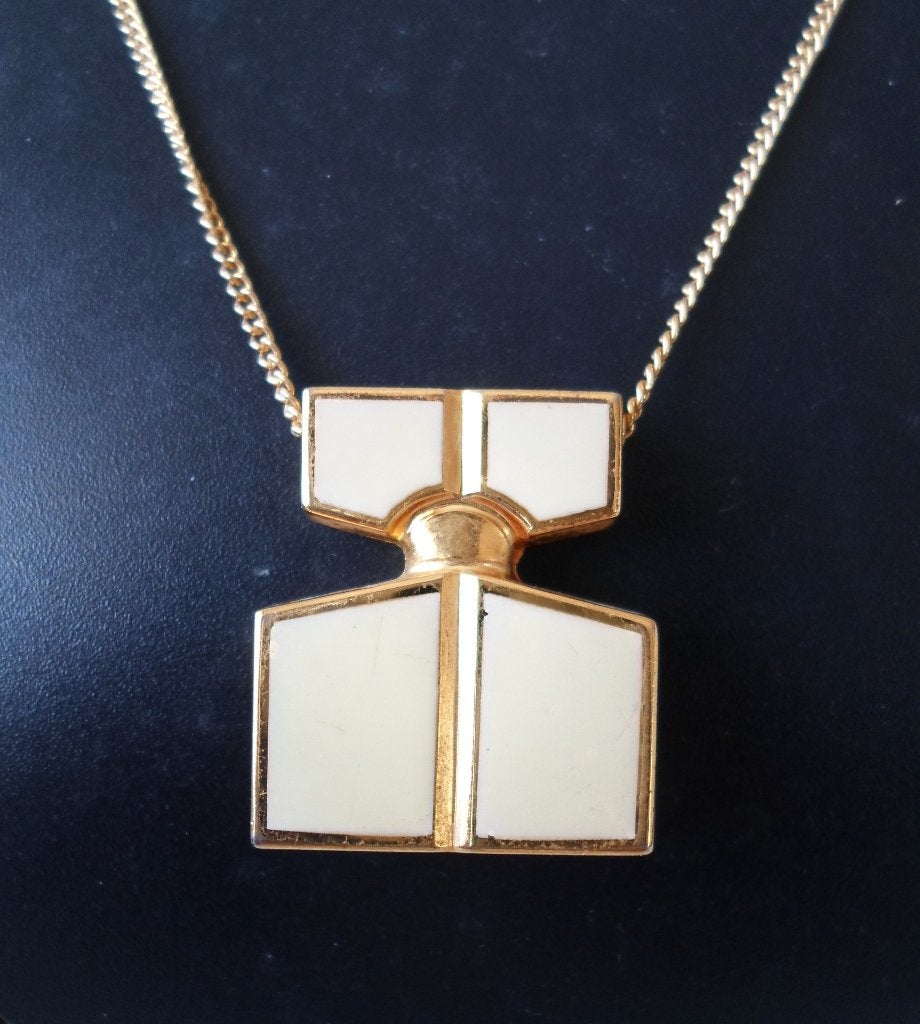 Fidji Guy Laroche Paris. Parfum hanger/pendant met ketting., Ophalen of Verzenden, Zo goed als nieuw, Toebehoren