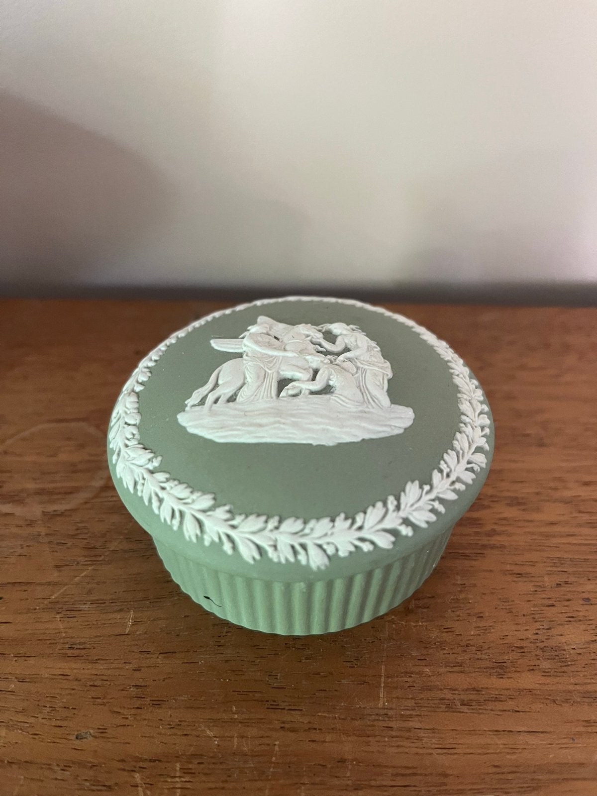 Wedgwood Jasperware Groene Ronde Doos met Klassieke Scène, Antiek en Kunst, Ophalen of Verzenden