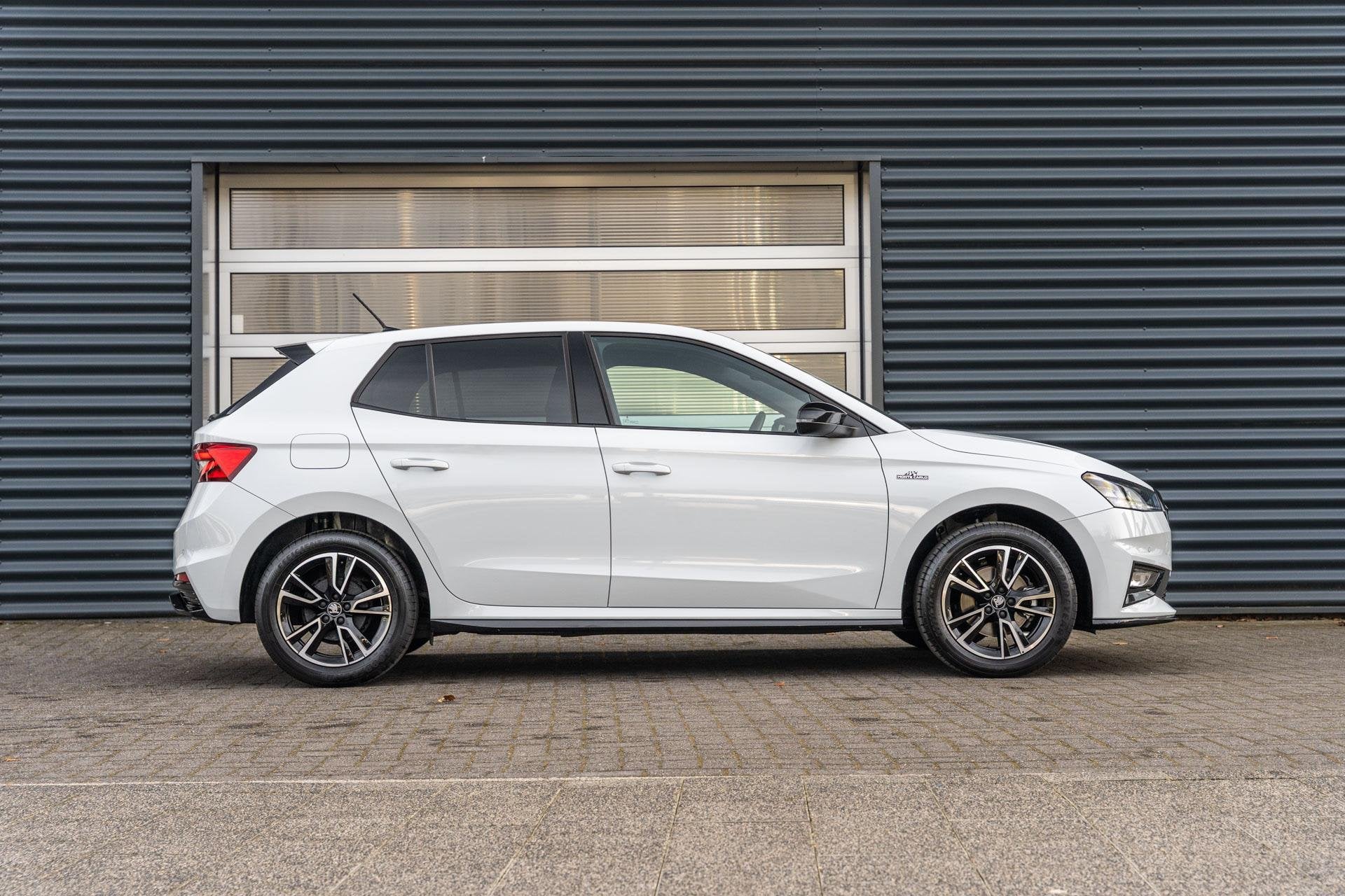 Skoda Fabia 1.0 TSI 115pk DSG Monte Carlo | Voorstoelen Verw, Auto's, 12 maanden, Gebruikt, Euro 6, Wit
