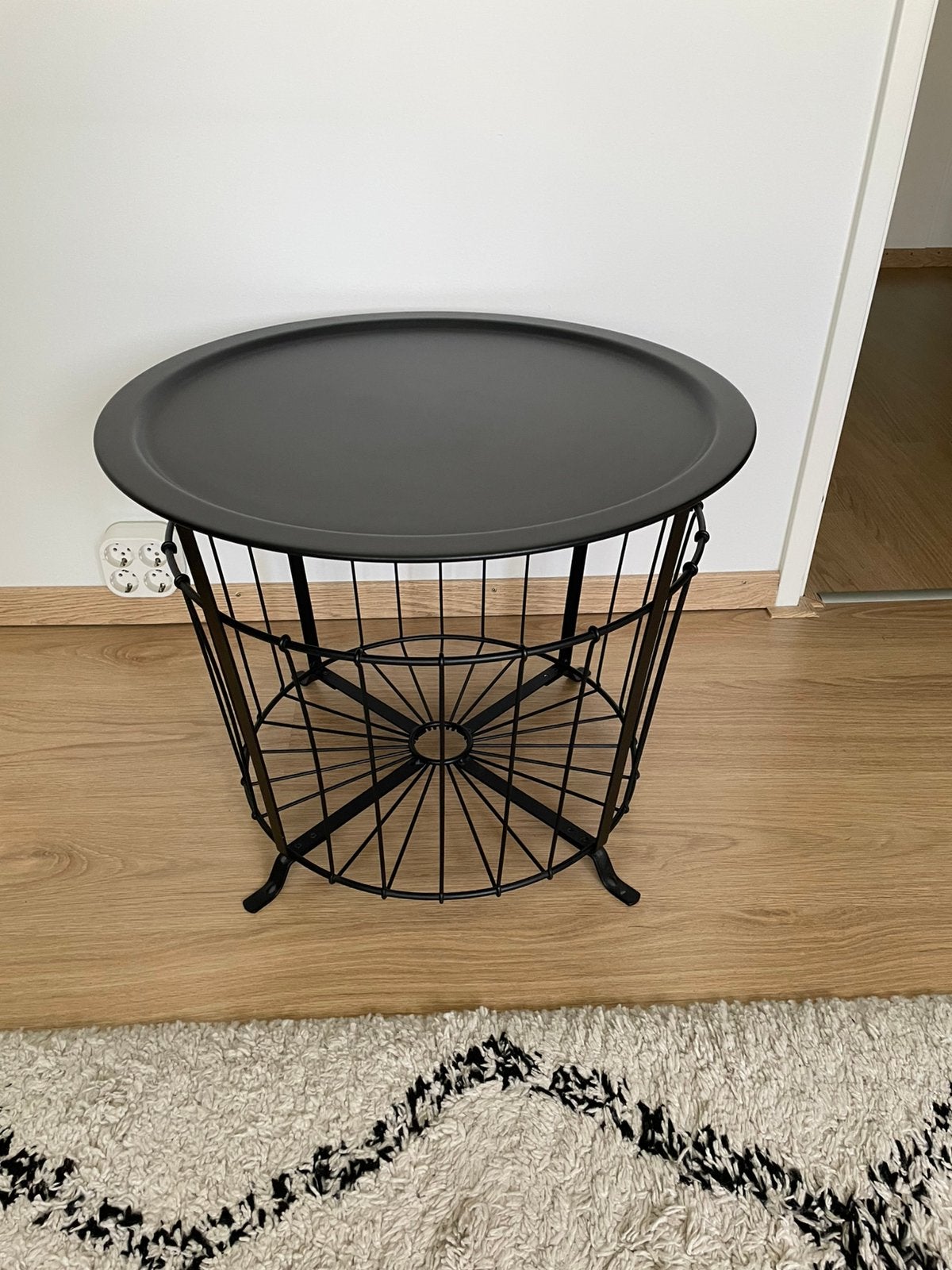 Zwarte ikea salon/bijzettafel gualov, Huis en Inrichting, Metaal of Aluminium, Rond, 55 tot 75 cm, Zo goed als nieuw
