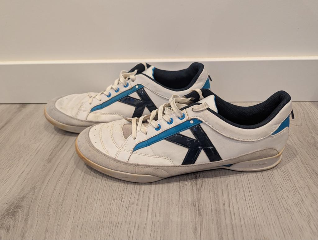 Witte sneakers met blauwe accenten (Kelme, maat 44), Onbekend, Wit, Ophalen of Verzenden, Sneakers of Gympen