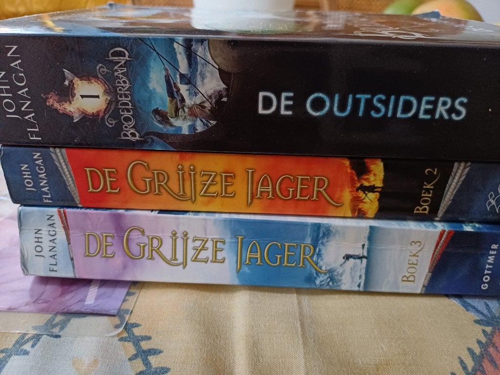 John Flanagan 3 Delen grijze jager Broederband lelijke staat, Boeken, Ophalen, Gelezen, John Flanagan