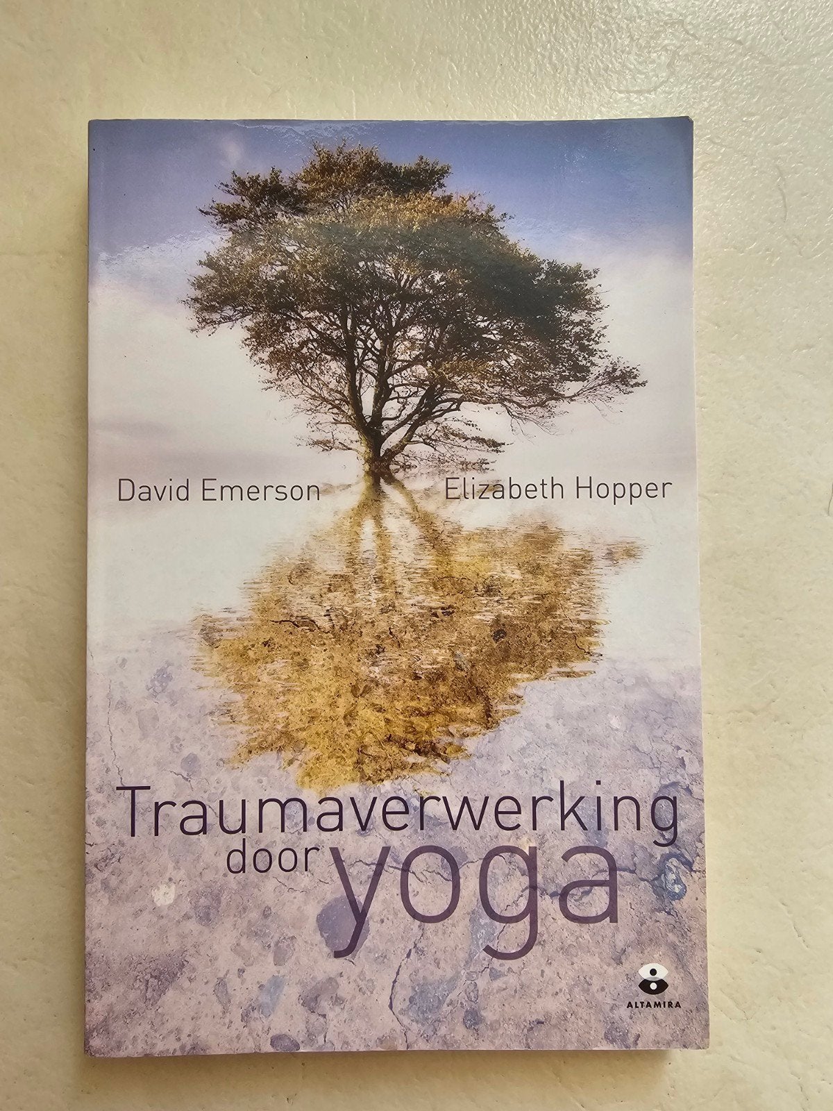 Traumaverwerking door yoga David Emerson, Ophalen of Verzenden, Zo goed als nieuw