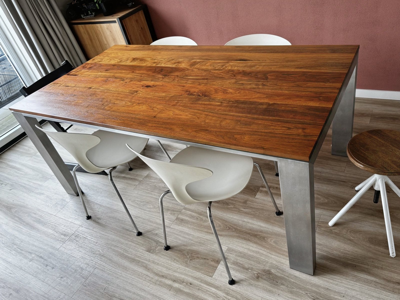 Donker geolied notenhouten eettafel en RVS onderstel, Huis en Inrichting, Ophalen, Gebruikt, 50 tot 100 cm, Vijf personen of meer