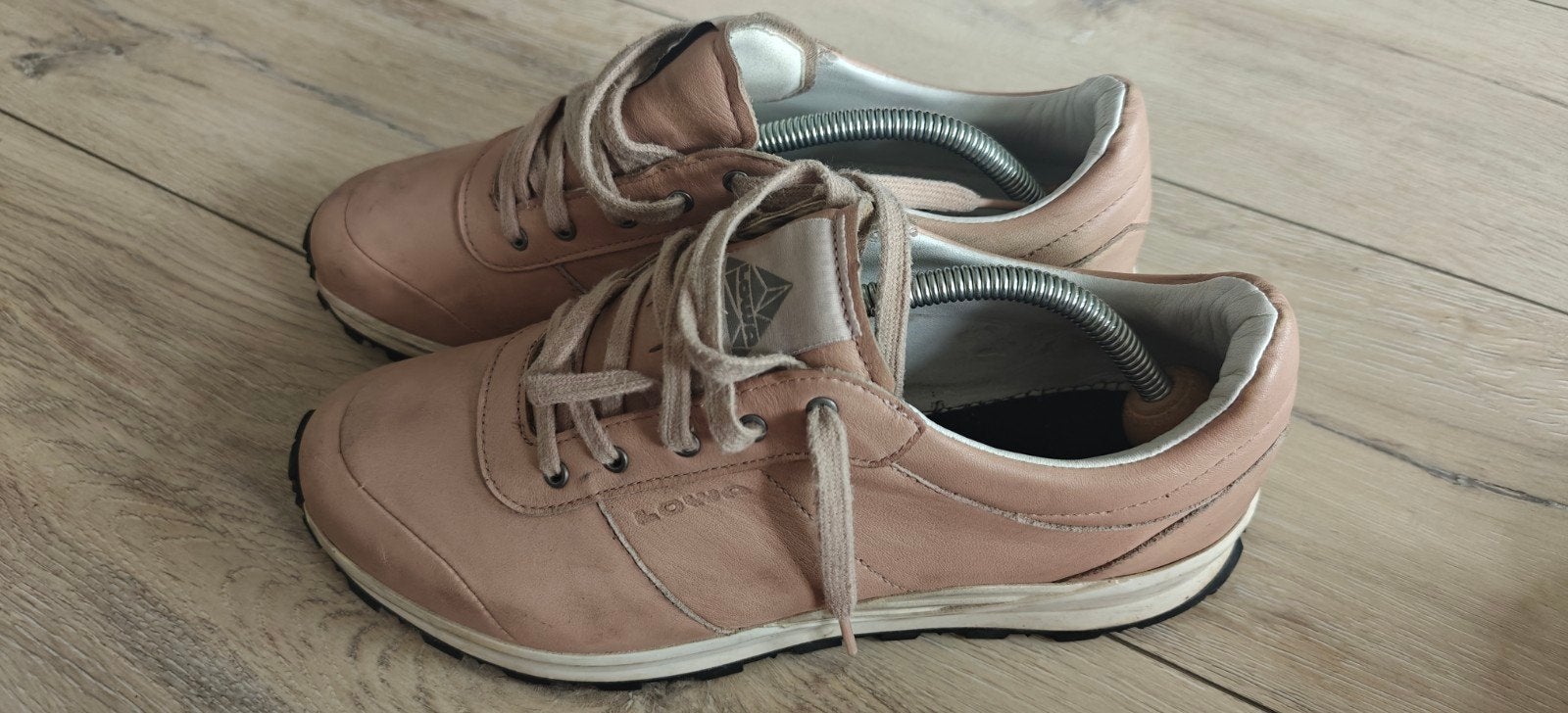 Lowa sneakers dames maat 39,5 - Zo goed als nieuw, Lowa, Beige, Ophalen of Verzenden, Sneakers of Gympen