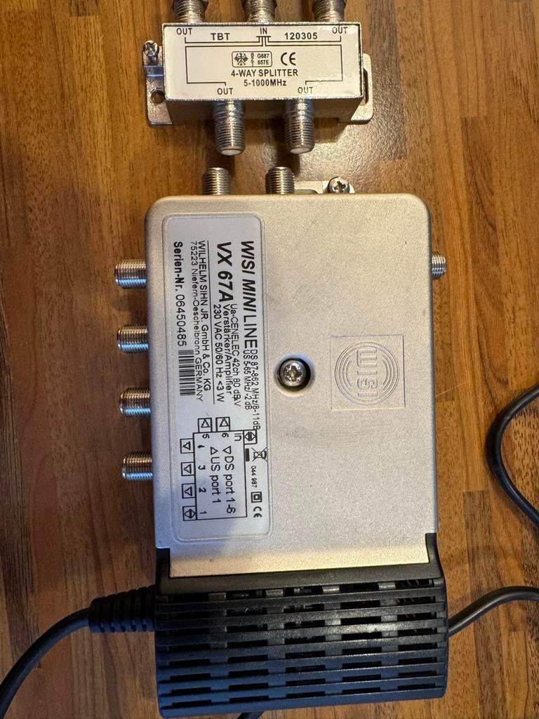 WISI VS67A antenne versterker 6 uitgangen 18dB + splitter, Ophalen of Verzenden, Zo goed als nieuw, Overige kabels