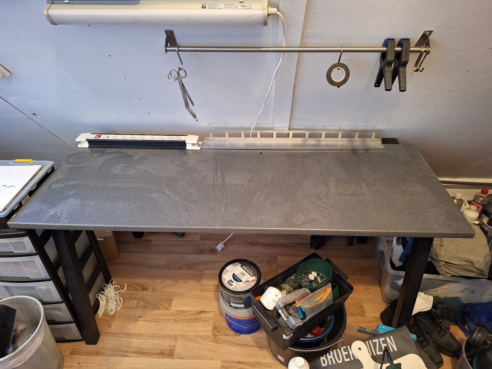 Af te halen: Stevige werktafel 160x60 met bureaustoel, Doe-het-zelf en Verbouw, Werkbanken, Ophalen, Gebruikt, Minder dan 70 cm