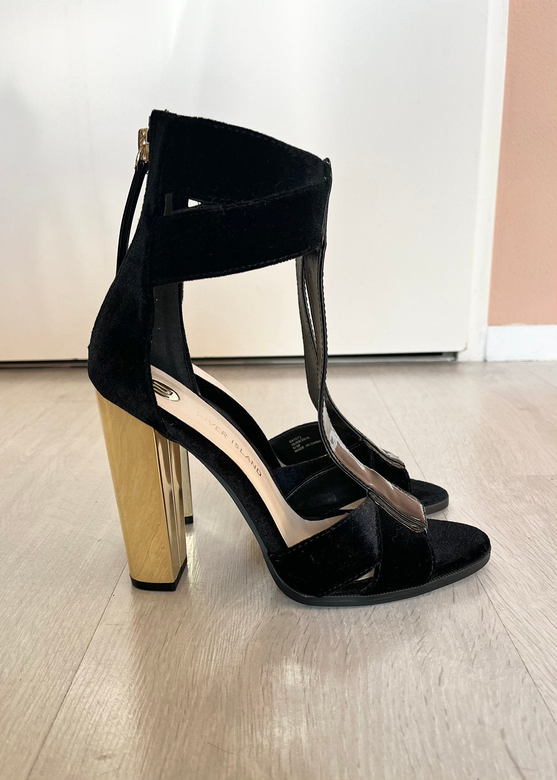 Elegante zwarte fluwelen sandalen met gouden hak (38), Kleding | Dames, Zwart, Zo goed als nieuw, Sandalen of Muiltjes, Ophalen of Verzenden