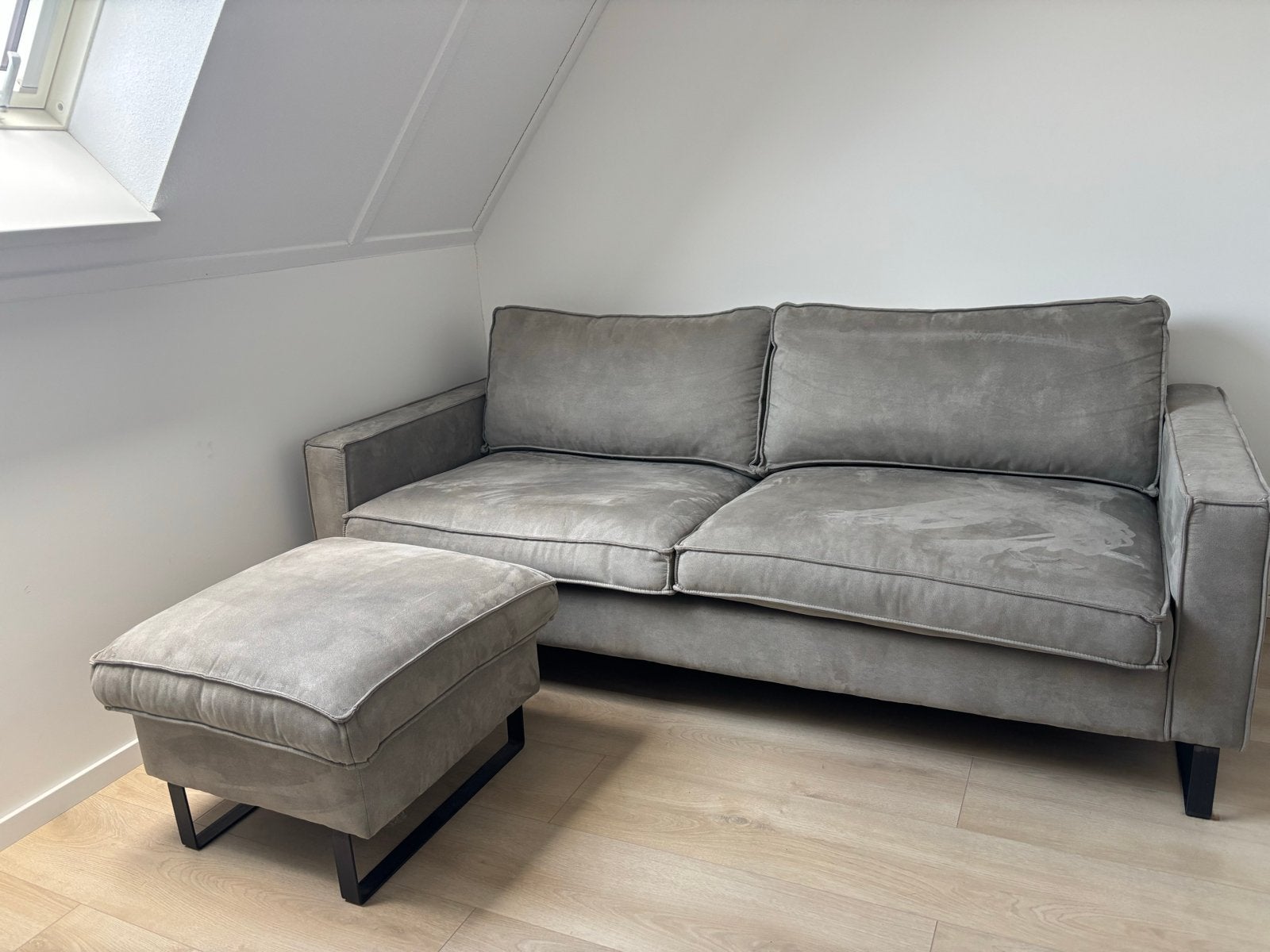 Grijze bank met hocker/poef - Zo goed als nieuw, Ophalen, 150 tot 200 cm, Driepersoons, 75 tot 100 cm