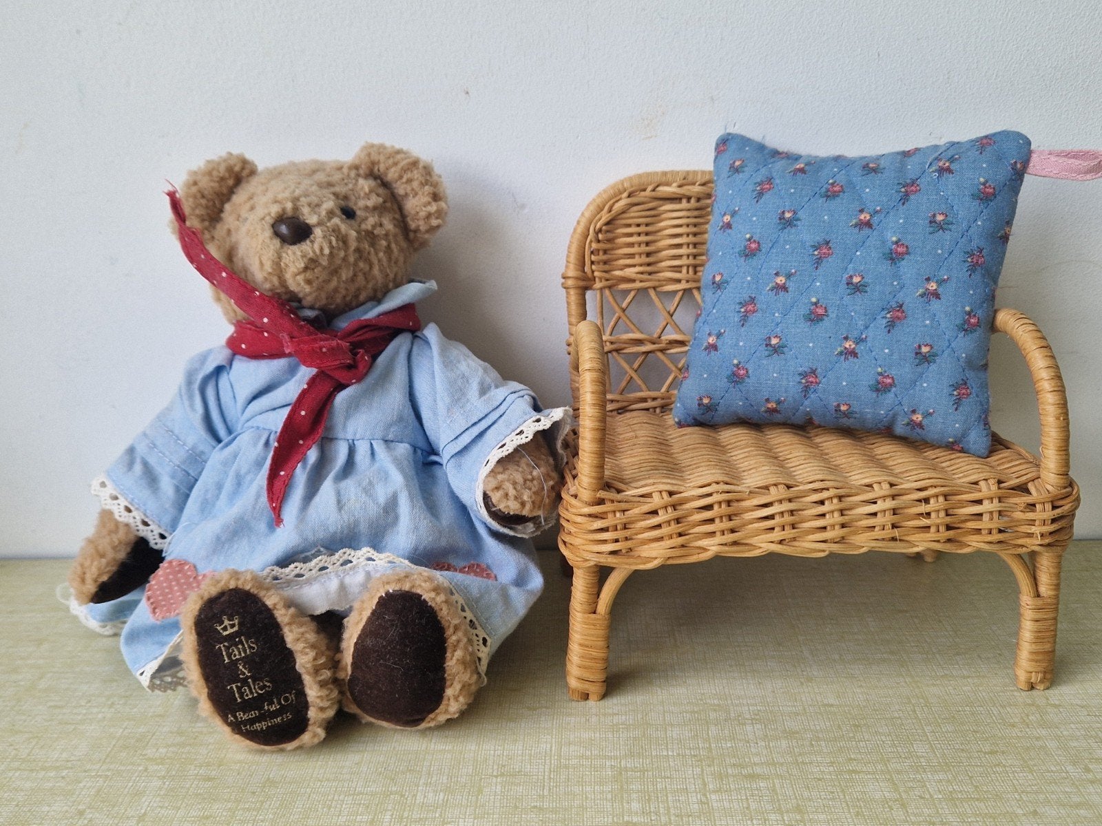 Vintage teddy beertje met rotan bankje en handgemaakt kussen, Verzamelen, Ophalen of Verzenden, Zo goed als nieuw, Stoffen beer