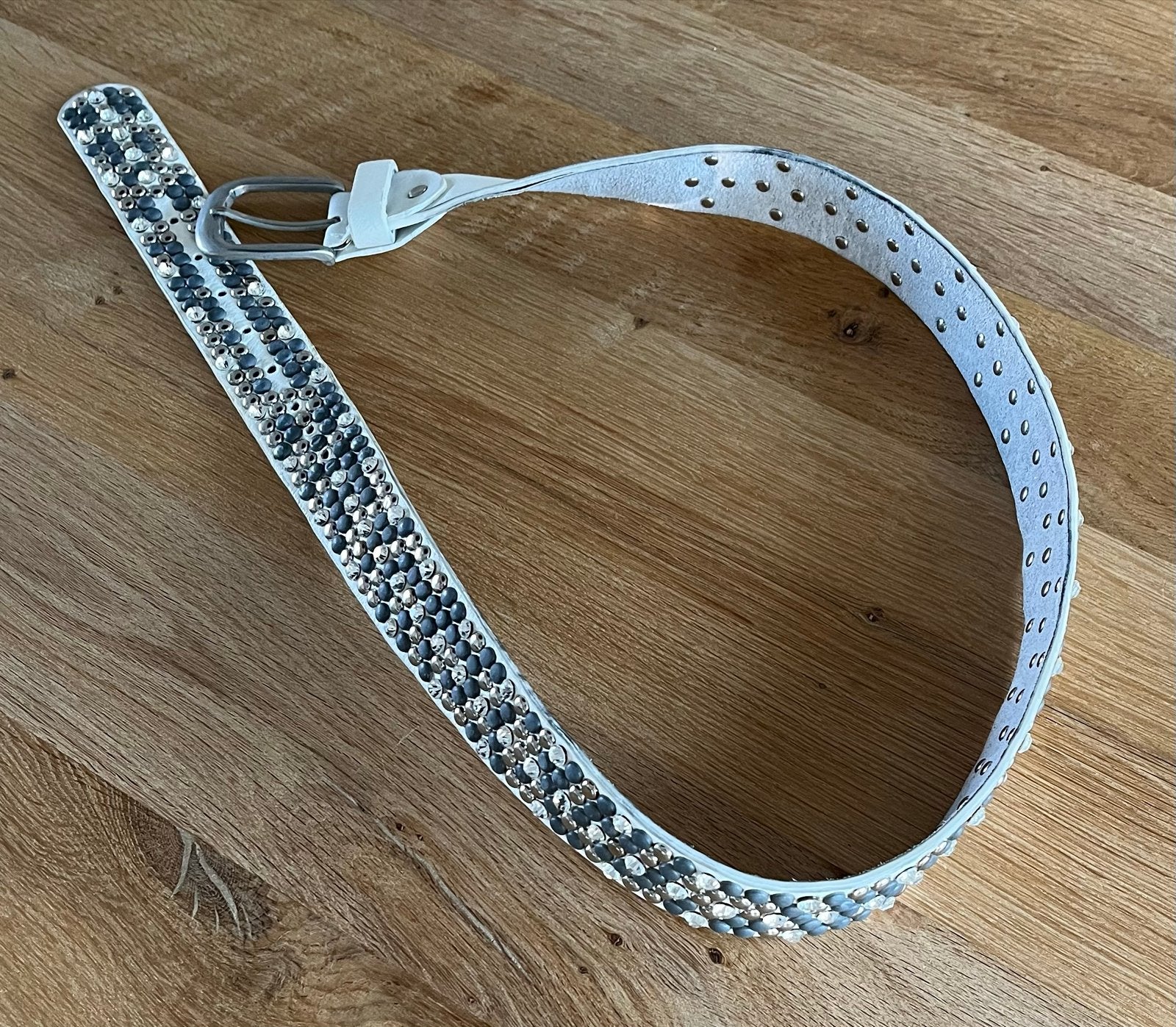 Witte riem met zilverkleurige studs en strass, Wit, Heupriem, Ophalen of Verzenden, Gedragen