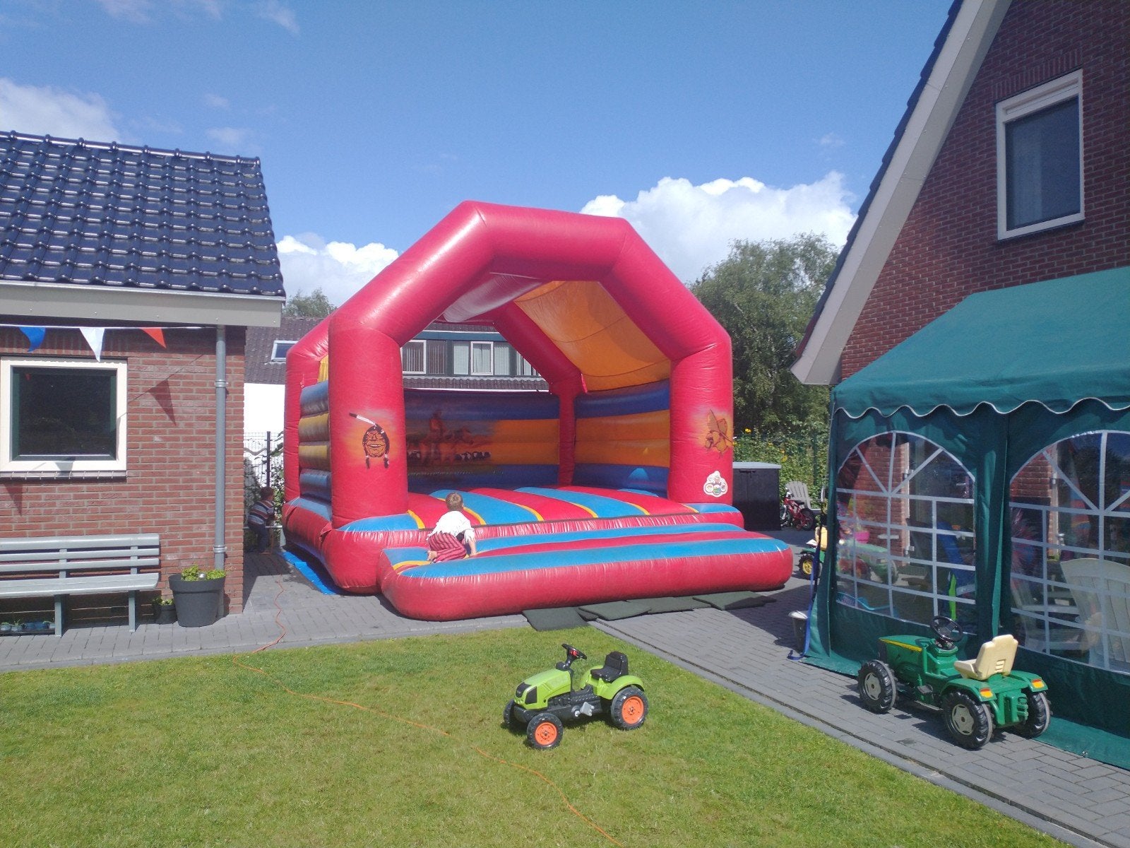 Western Springkussen 5x5x5 meter met zgan Blower., Hobby en Vrije tijd, Feestartikelen | Verhuur, Ophalen, Gebruikt, Overige