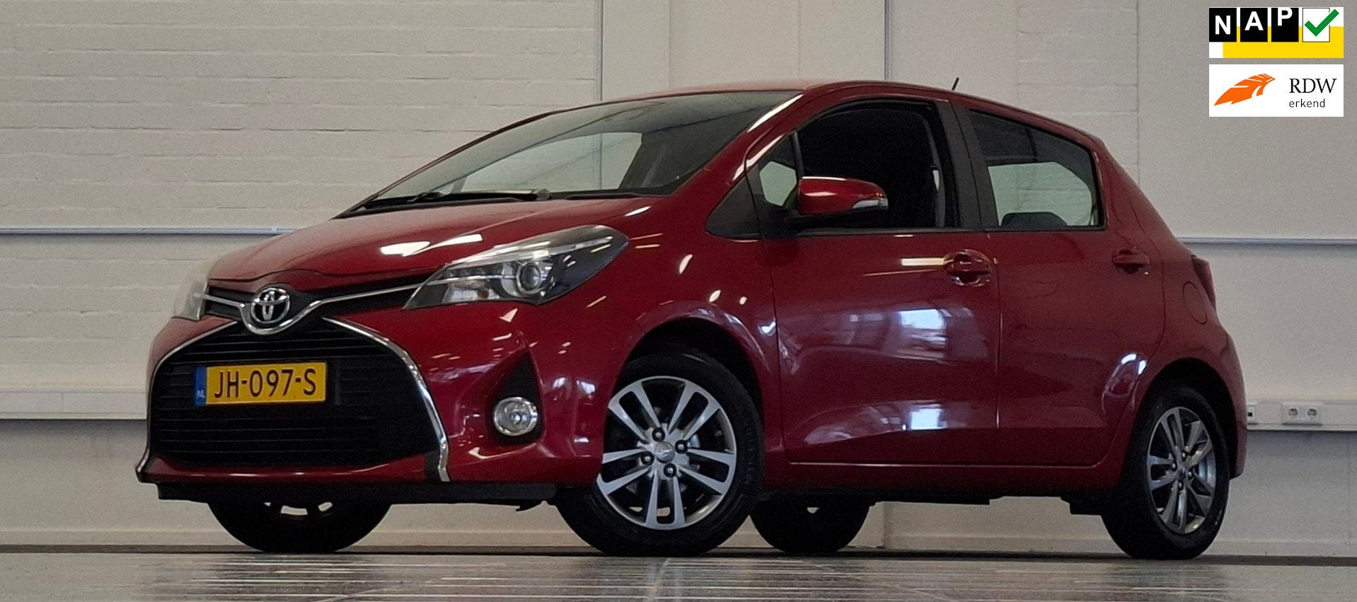 Toyota Yaris 1.3 VVT-i Trend 1e eigenaar Trekhaak Navigatie, Auto's, Stof, Euro 6, 4 cilinders, Bedrijf