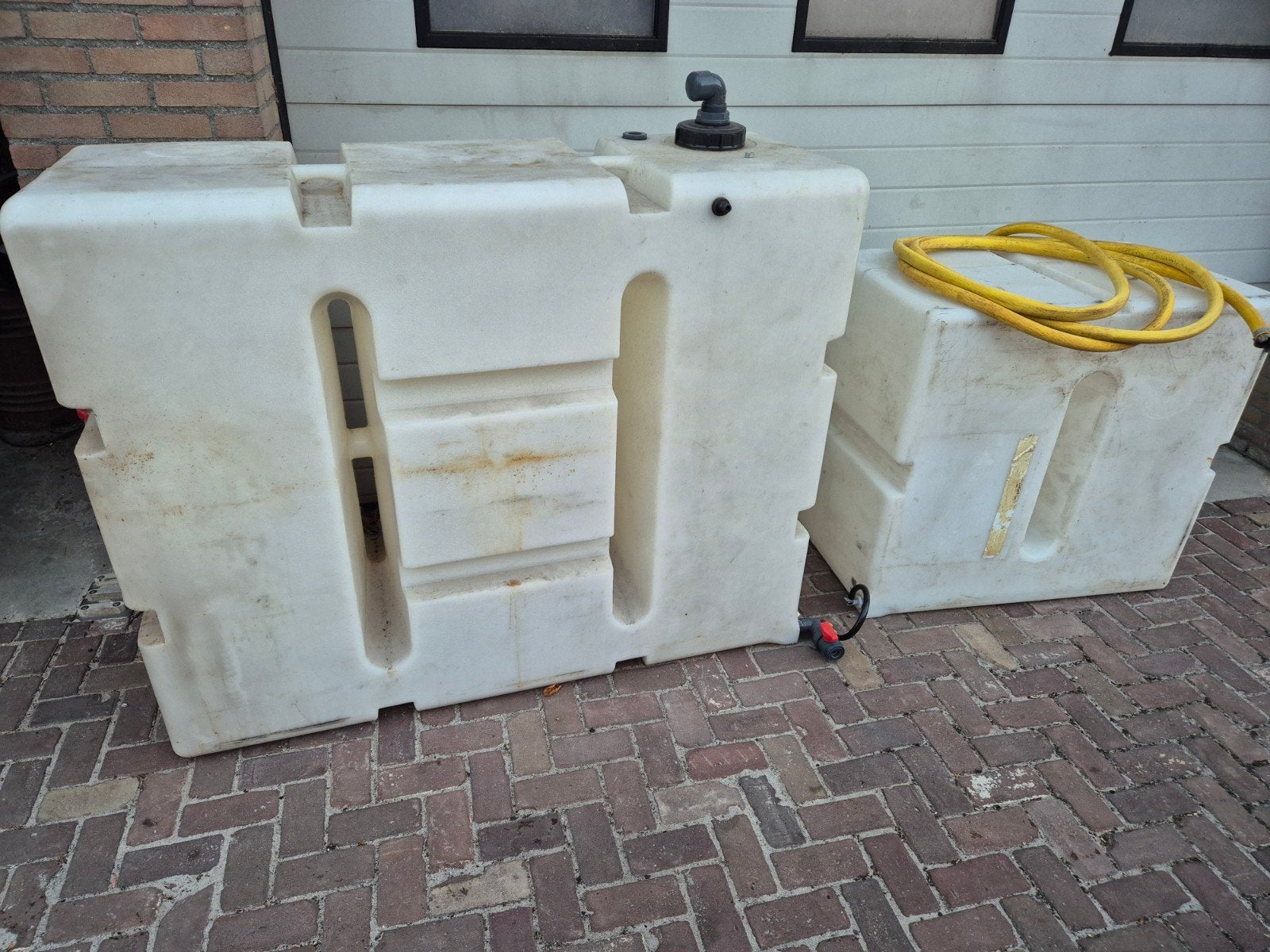 2 Watertanks: 1000 liter en 450 liter, Ophalen
