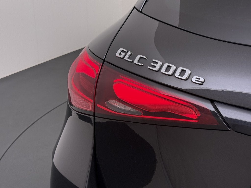 Mercedes-Benz GLC 300 e 4MATIC AMG Line | Luchtvering Achter, Auto's, Automaat, 12 maanden, Gebruikt, Zwart