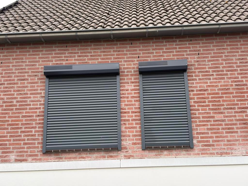Rolluik met zonnepaneel, Doe-het-zelf en Verbouw, Rolluiken, Ophalen, 100 tot 150 cm, 100 tot 150 cm, Zo goed als nieuw