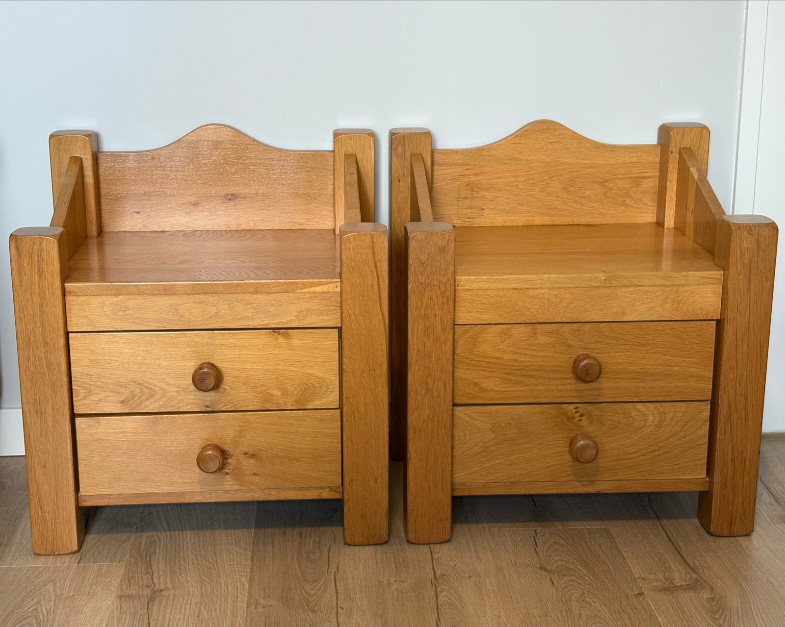 Twee robuust eikenhouten nachtkastjes, Ophalen, Gebruikt, 55 tot 70 cm, 45 tot 65 cm