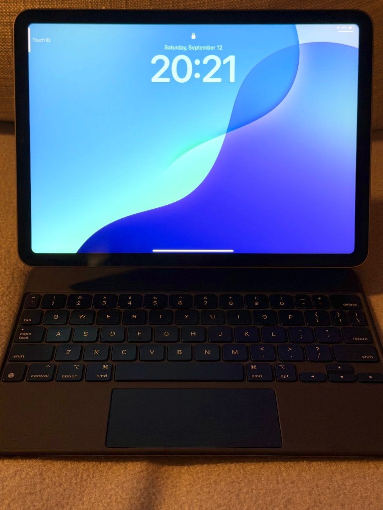 iPad Air M1 64GB + Apple Magic Keyboard case
