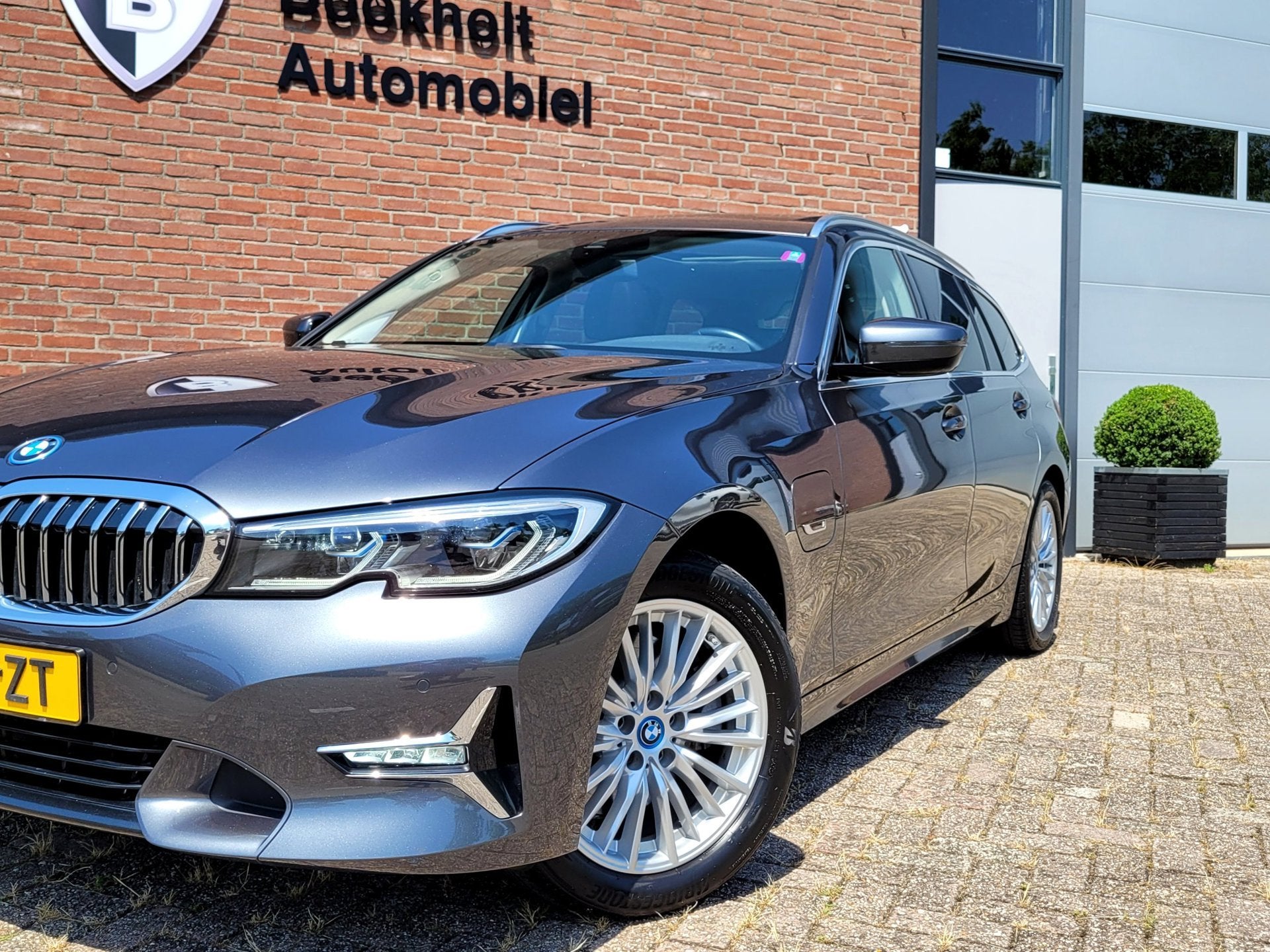 BMW 3-serie Touring 320e Luxury - Pano, Trekhaak, Laser (NL, Automaat, 1998 cc, Gebruikt, 4 cilinders