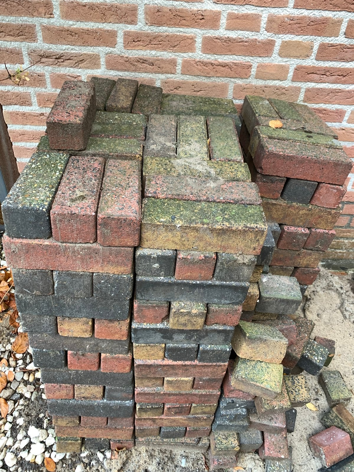 Gratis af te halen: Bont sierstraatwerk (ca. 75 m²), Ophalen, Gebruikt, Klinkers, 10 m² of meer