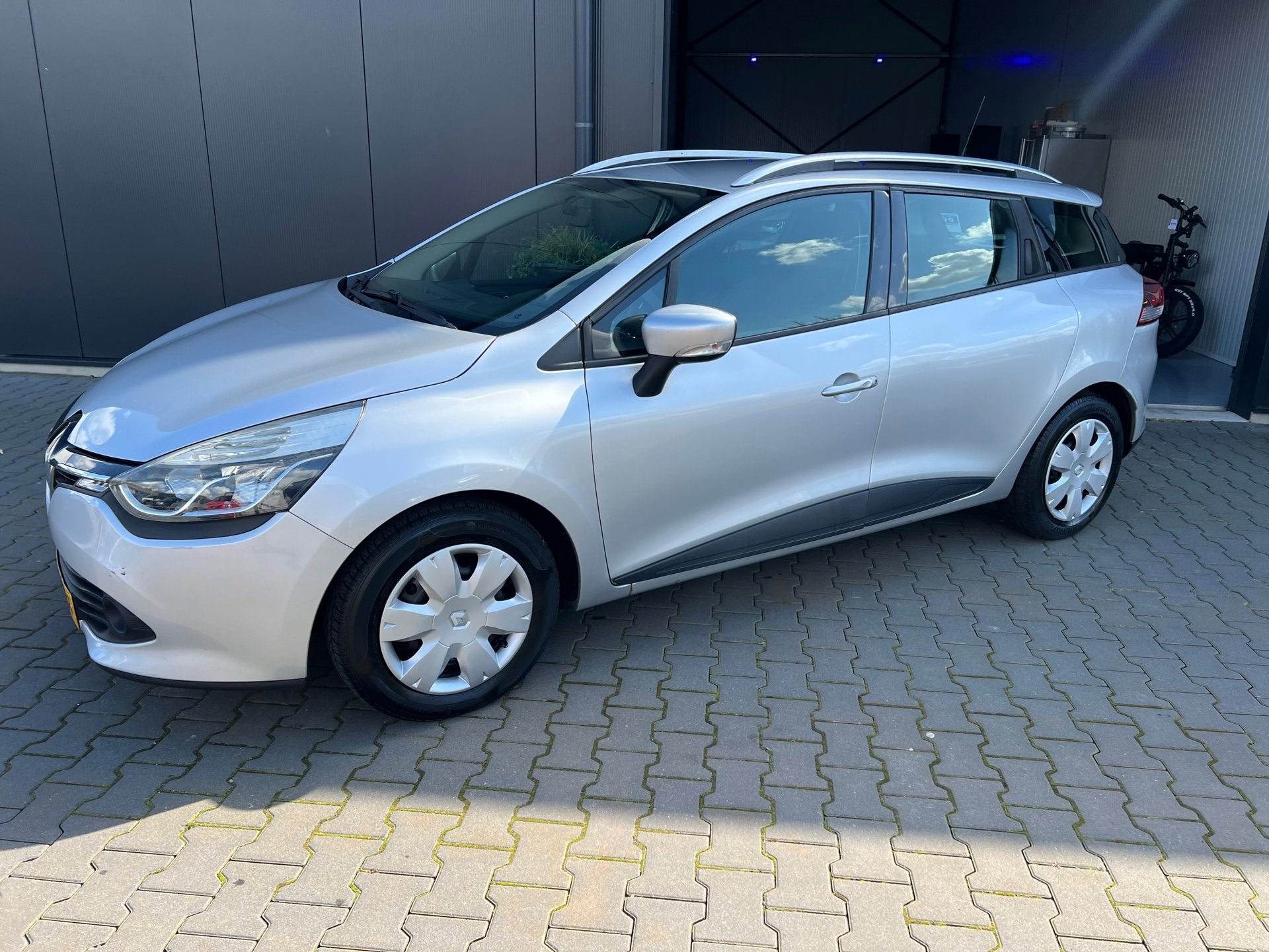 Renault Clio Estate 0.9 TCe Expression nieuwe apk !, Auto's, Voorwielaandrijving, Stof, Zwart, Origineel Nederlands