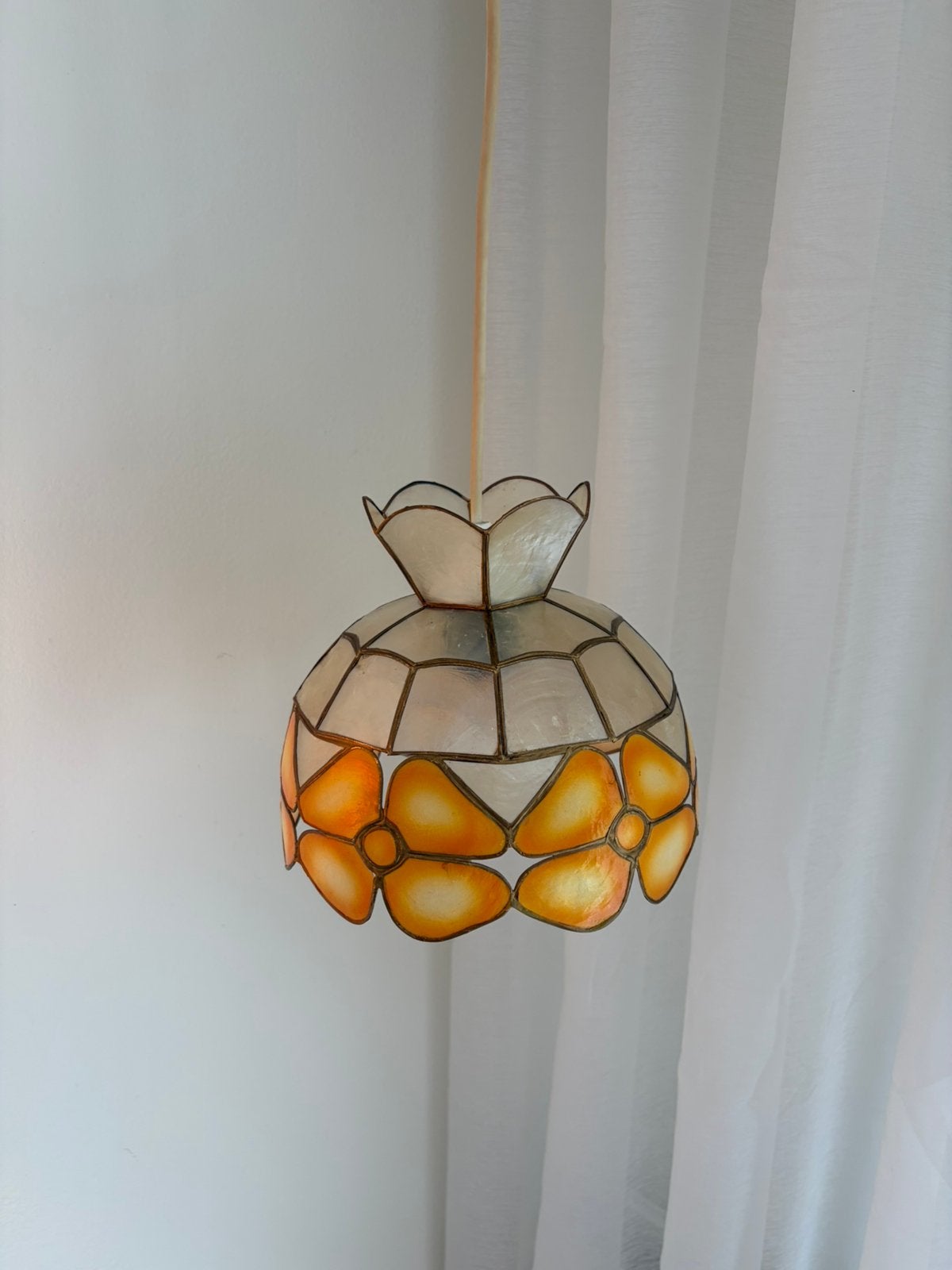 Terneuzen-Vintage hanglamp van kunstglas | Amber bloemenkap, Ophalen of Verzenden, Gebruikt, Kunststof