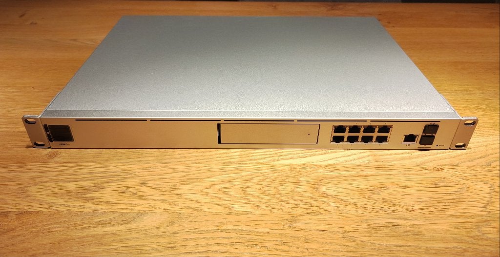 Ubiquiti Unifi UDM Pro, Computers en Software, Router, Gebruikt, Ekkersrijt 3102, 5692CC Eindhoven, Ubiquiti