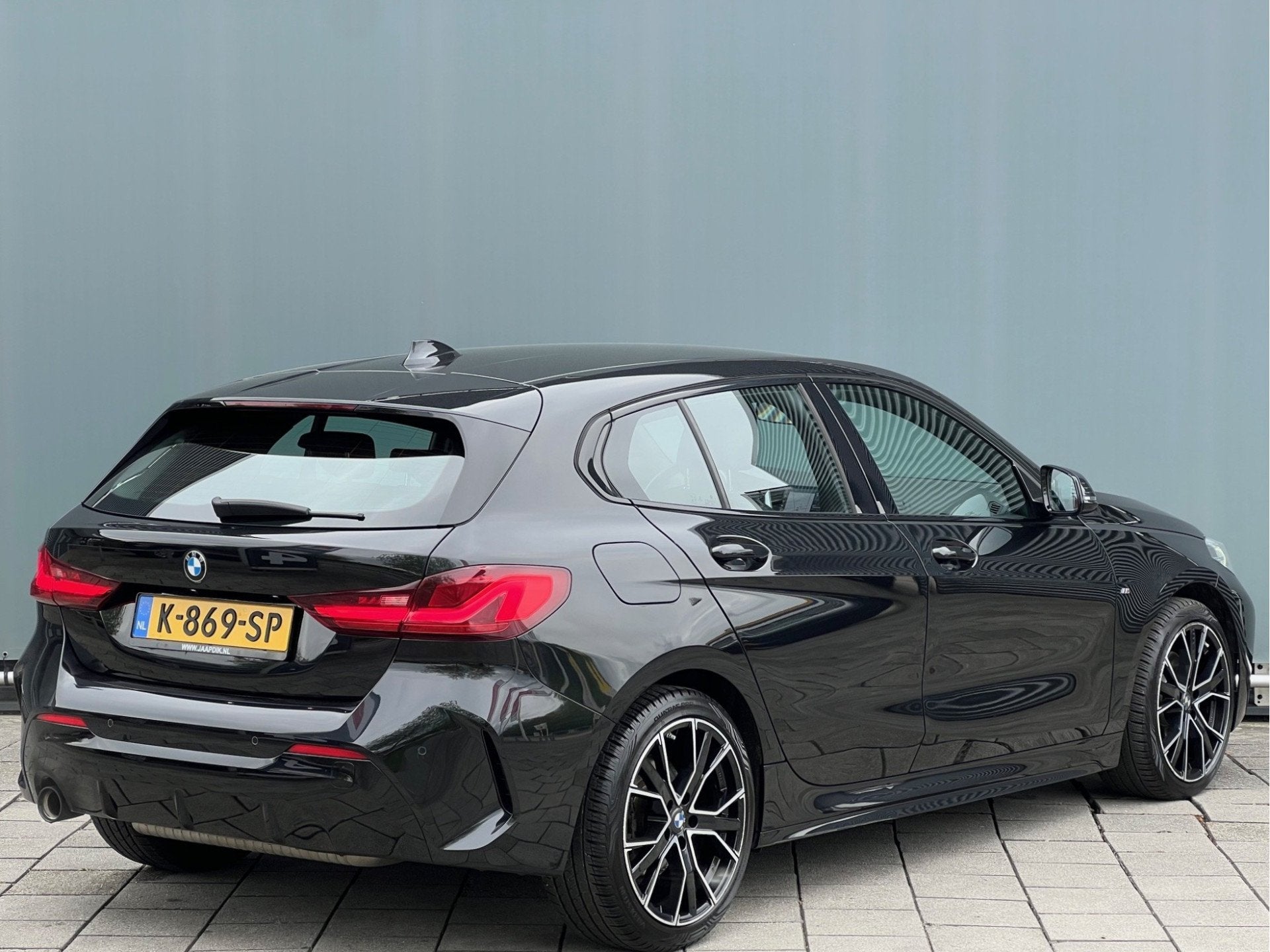 BMW 1-serie BWJ 2021 | 118i 136PK High Ex AUTOMAAT | LEER |, Auto's, 136 pk, Gebruikt, Zwart, Bedrijf