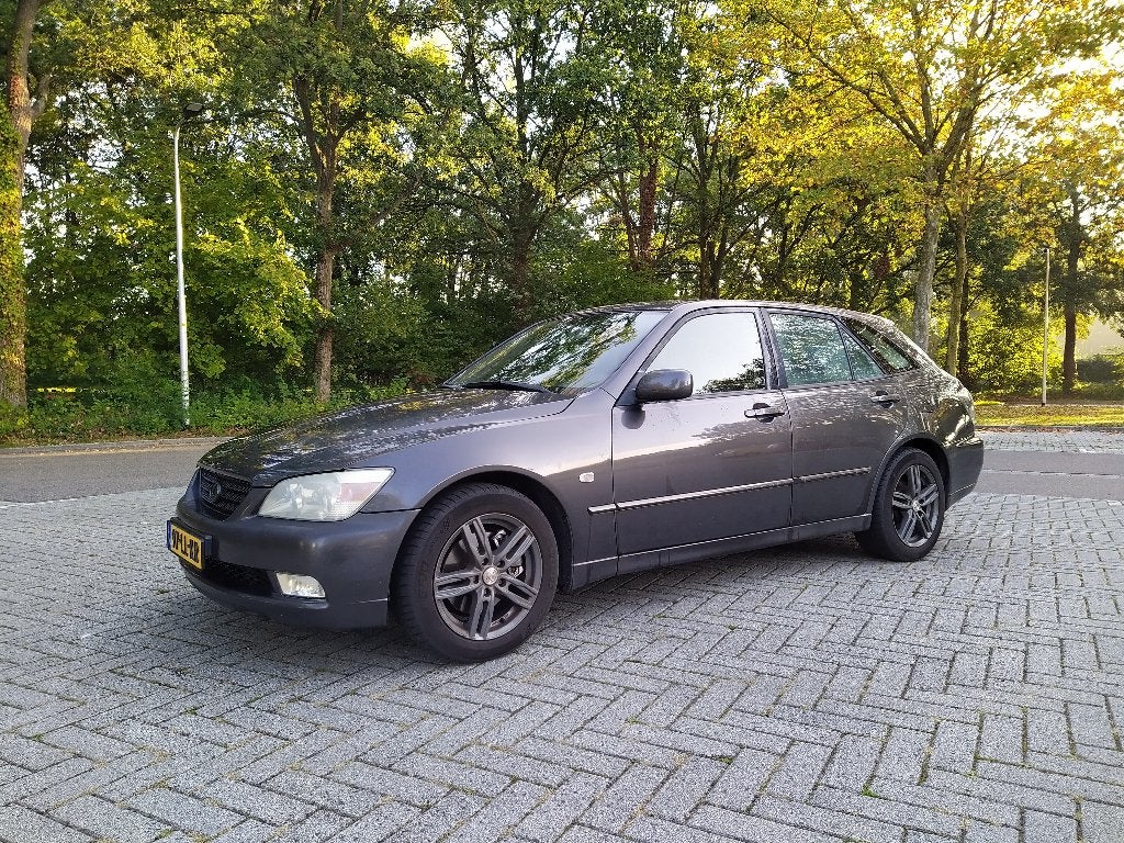 Lexus IS 200 Sportcross Executive 2003, nieuwe APK, trekhaak, Auto's, Mistlampen, Particulier, 1405 kg, 1988 cc