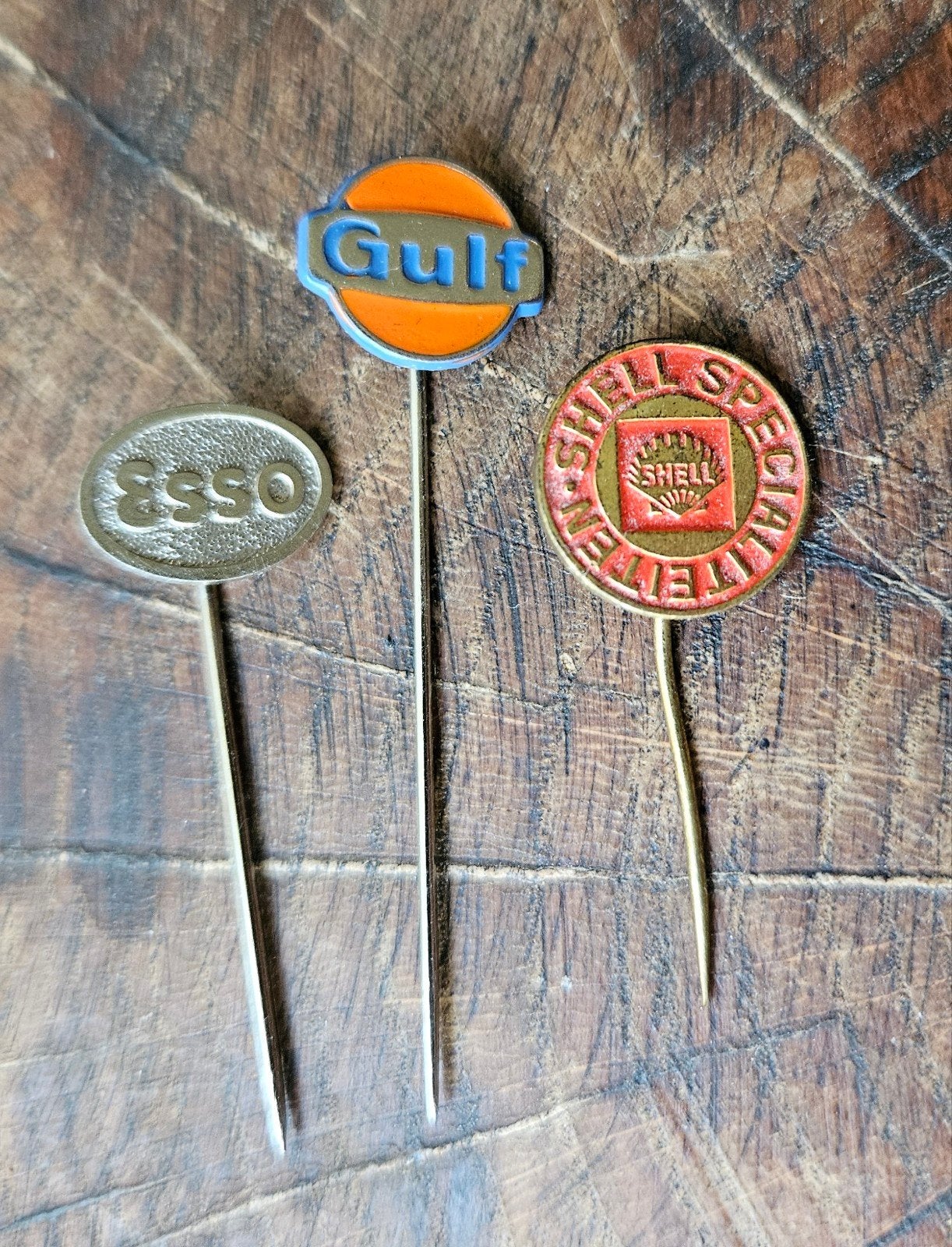 3 Vintage petroliana Speldjes Gulf, Shell, Esso, Verzamelen, Speldjes, Pins en Buttons, Gebruikt, Speldje of Pin, Merk, Ophalen of Verzenden
