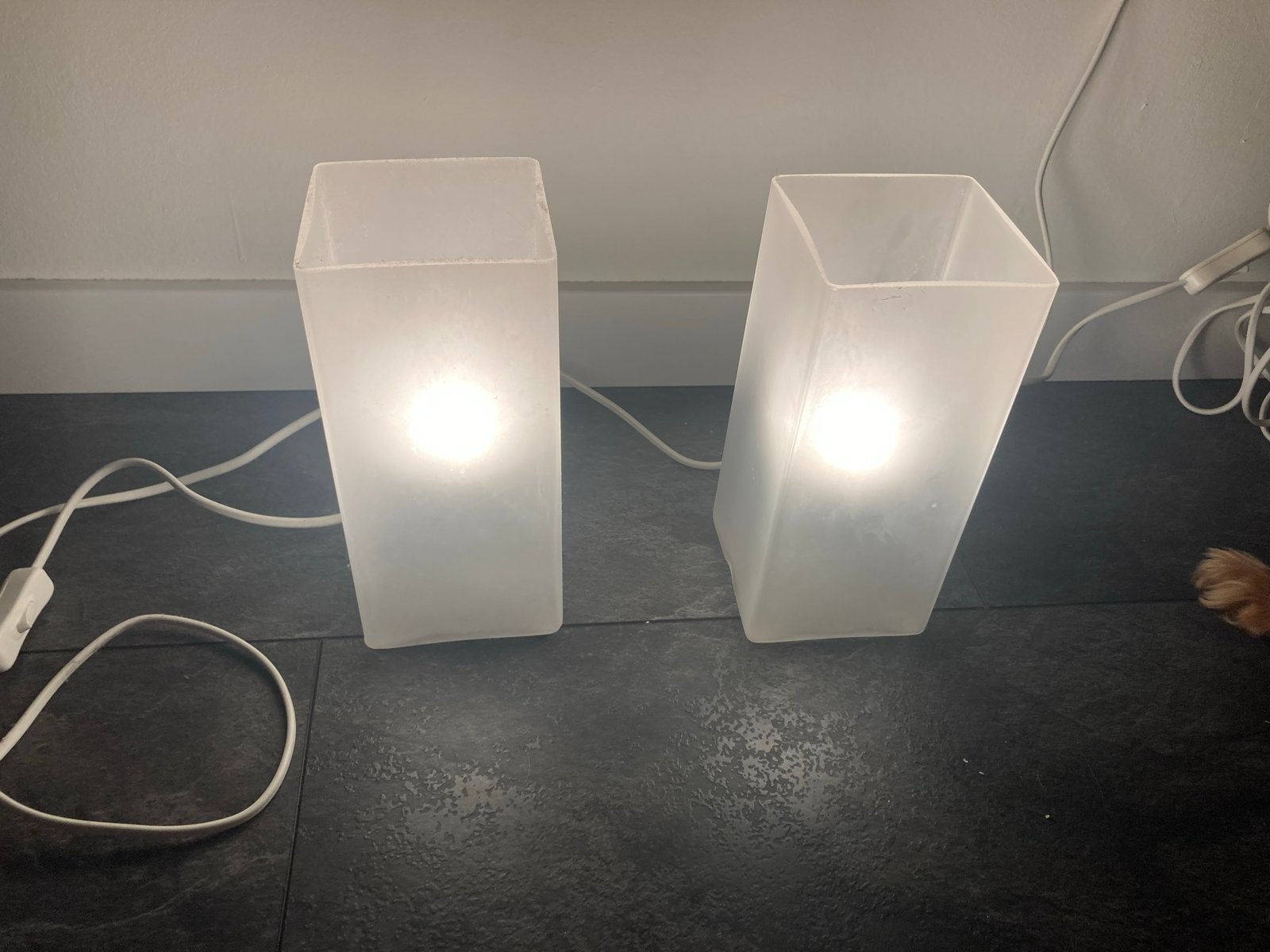 Set van 2 Witte Melkglas Nachtlampjes, Huis en Inrichting, Lampen | Tafellampen, Ophalen, Gebruikt, Nachtlamp, Wit