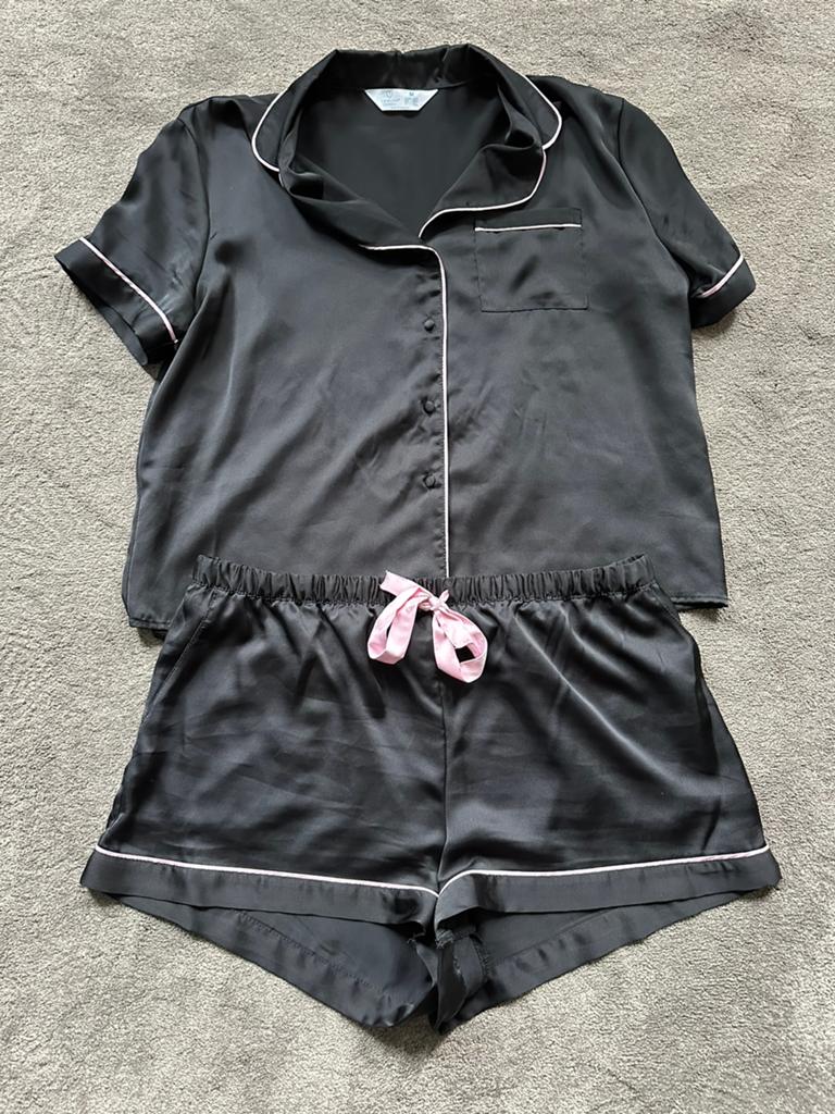 Pyjama zwart satijn met roze biesje mt M Primark NIEUW, Kleding | Dames, Ophalen of Verzenden, Nieuw, Maat 38/40 (M)