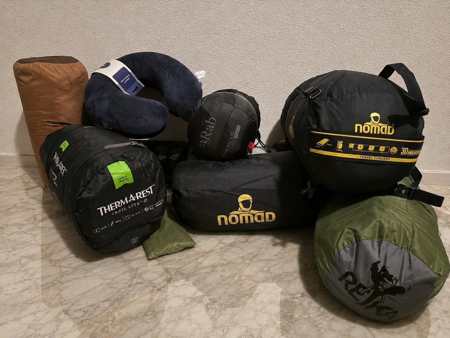 Complete kampeeruitrusting: tent, slaapzakken, matjes, Ophalen of Verzenden, Gebruikt