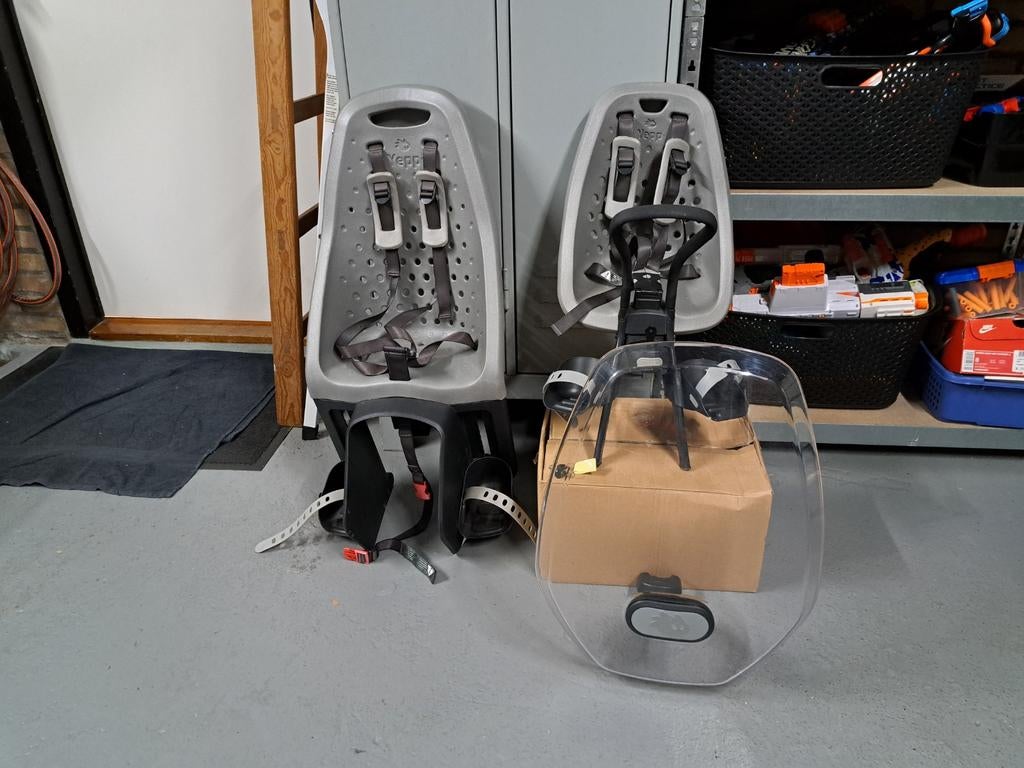 Yepp maxi easyfit voorstoel en achterzitje, Fietsen en Brommers, Fietsaccessoires | Fietsstoeltjes, Ophalen, Gebruikt