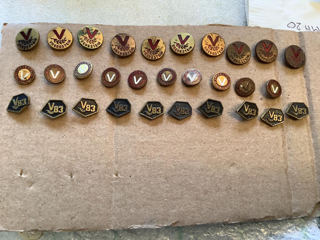 30 speldjes Vredestein Banden, Verzamelen, Speldjes, Pins en Buttons, Ophalen of Verzenden, Gebruikt, Overige onderwerpen