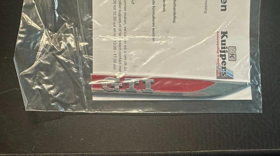Origineel VW Golf 7 GTI Spatbord Embleem Rechts – 5G0853688M, Ophalen of Verzenden, Nieuw, Volkswagen