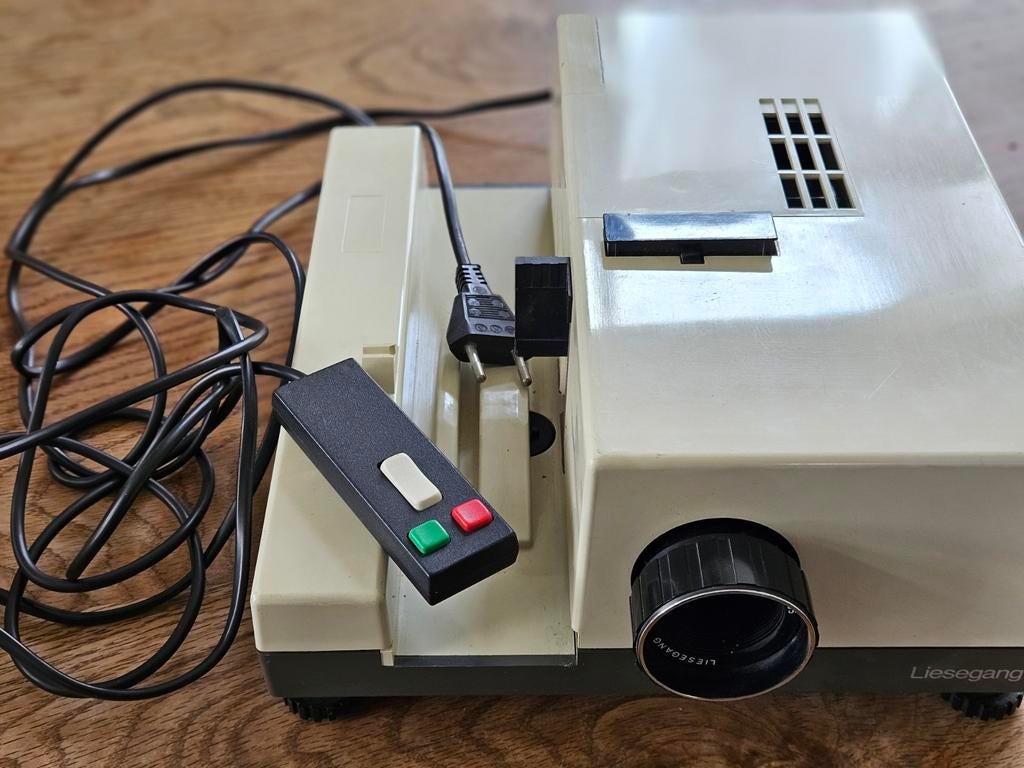 Liesegang diaprojector met projectiescherm en toebehoren., Ophalen