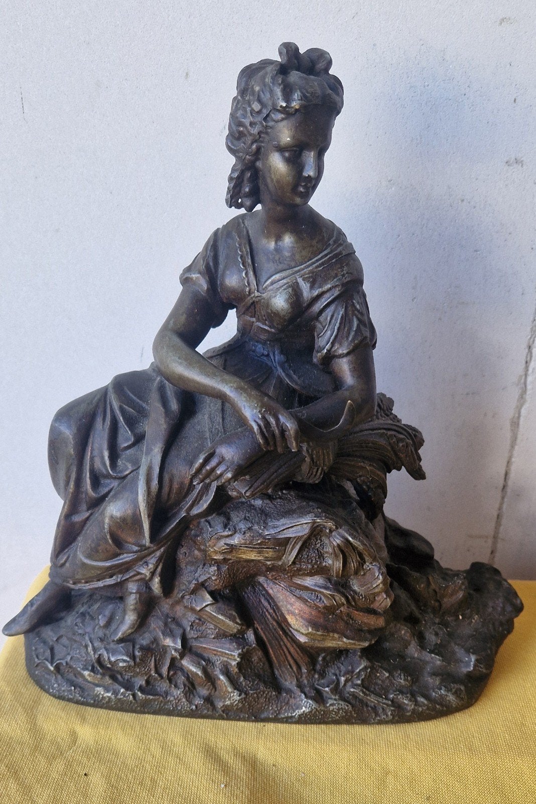 Antiek bronzen beeld: Zittende vrouw met korenaren, Ophalen of Verzenden, 20 - 50 cm, Beeld, Bruin
